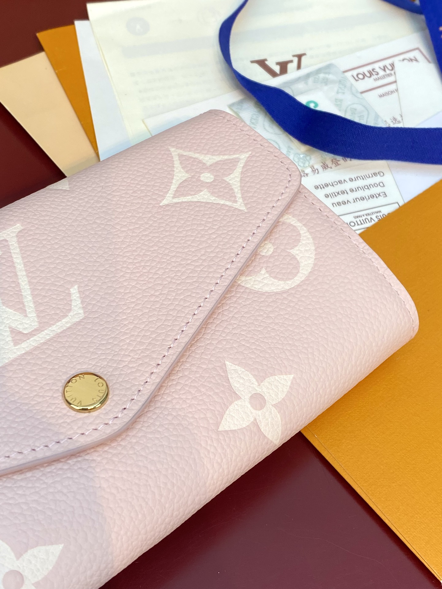  M14000 這款拉鏈錢包以雙色Monogram Empreinte皮革製造 Monogram圖案以壓