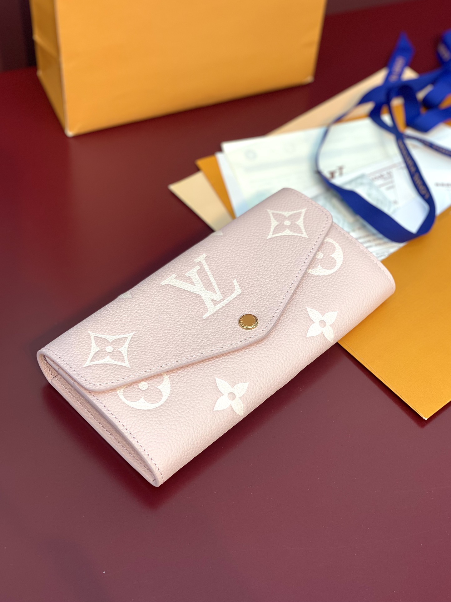  M14000 這款拉鏈錢包以雙色Monogram Empreinte皮革製造 Monogram圖案以壓