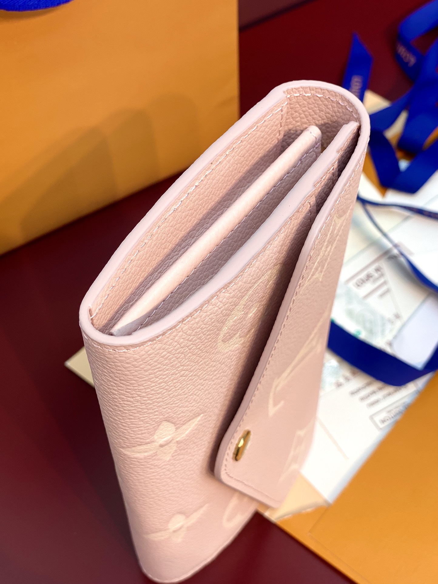  M14000 這款拉鏈錢包以雙色Monogram Empreinte皮革製造 Monogram圖案以壓