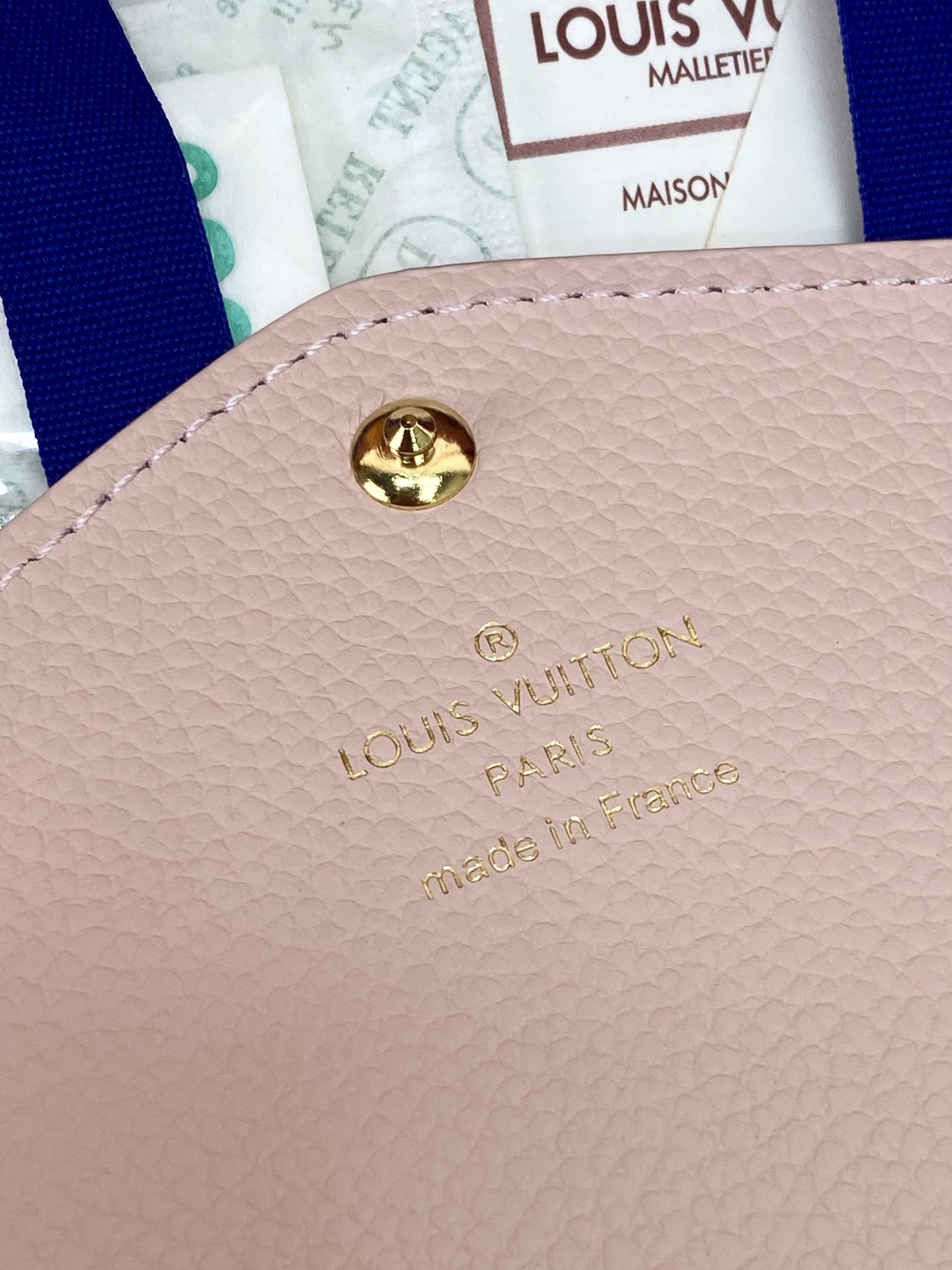  M14000 這款拉鏈錢包以雙色Monogram Empreinte皮革製造 Monogram圖案以壓