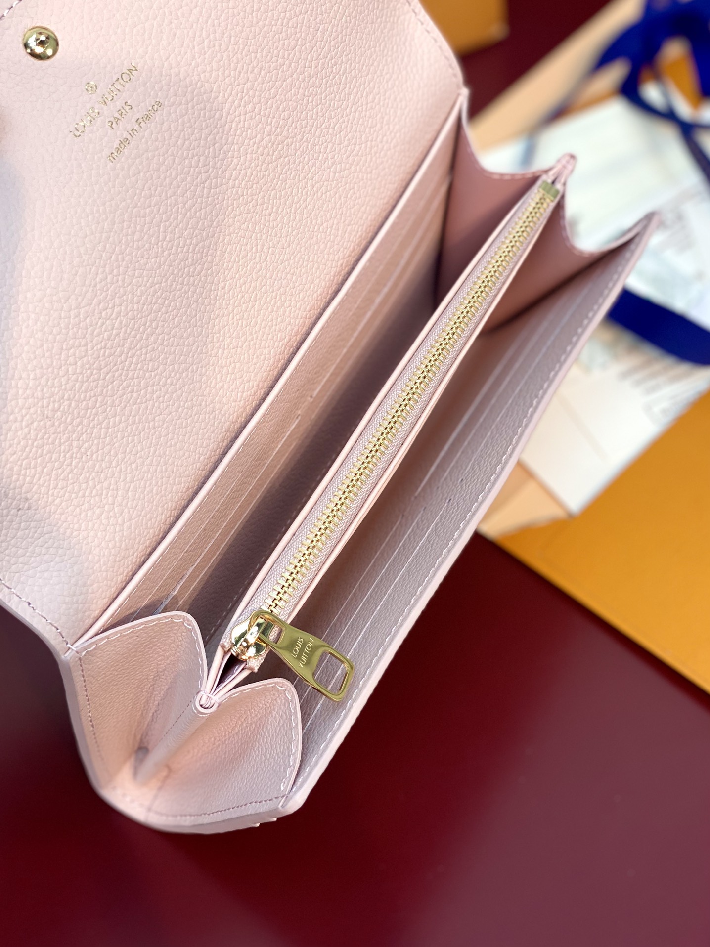  M14000 這款拉鏈錢包以雙色Monogram Empreinte皮革製造 Monogram圖案以壓