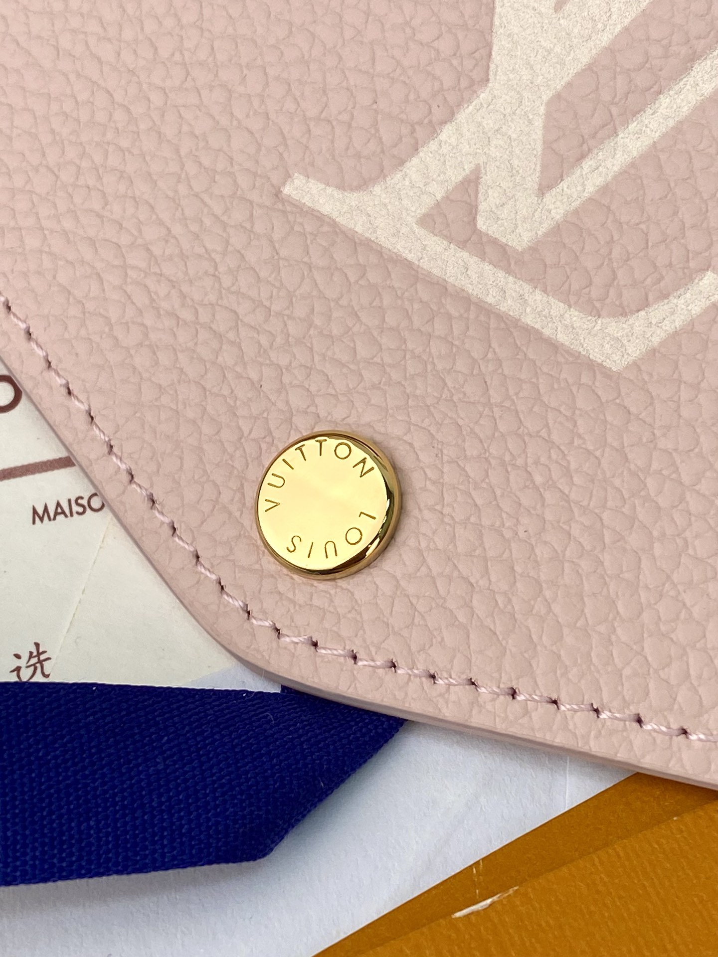  M14000 這款拉鏈錢包以雙色Monogram Empreinte皮革製造 Monogram圖案以壓