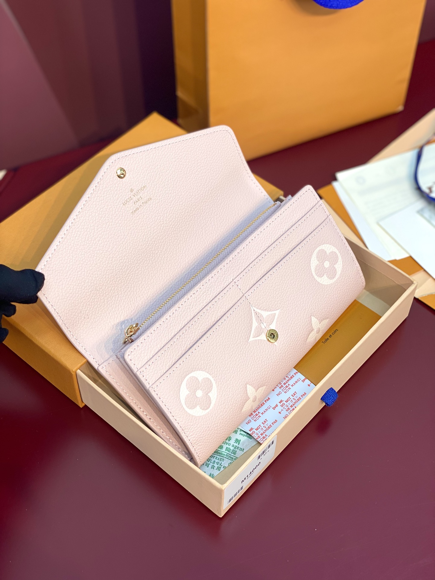  M14000 這款拉鏈錢包以雙色Monogram Empreinte皮革製造 Monogram圖案以壓