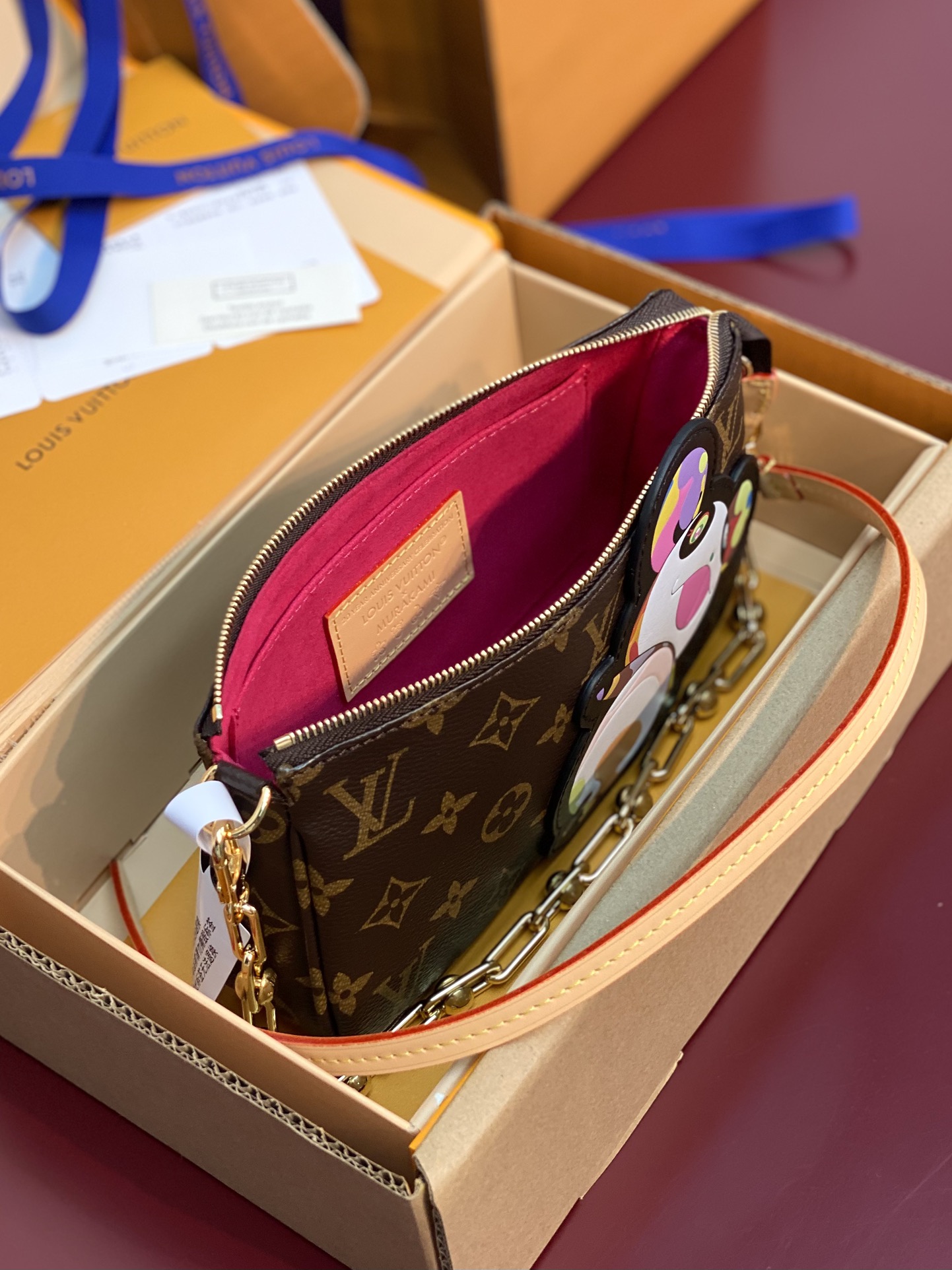  M13440 芯片版！本款 Pochette Accessoires 手袋取材 Monogram 涂层
