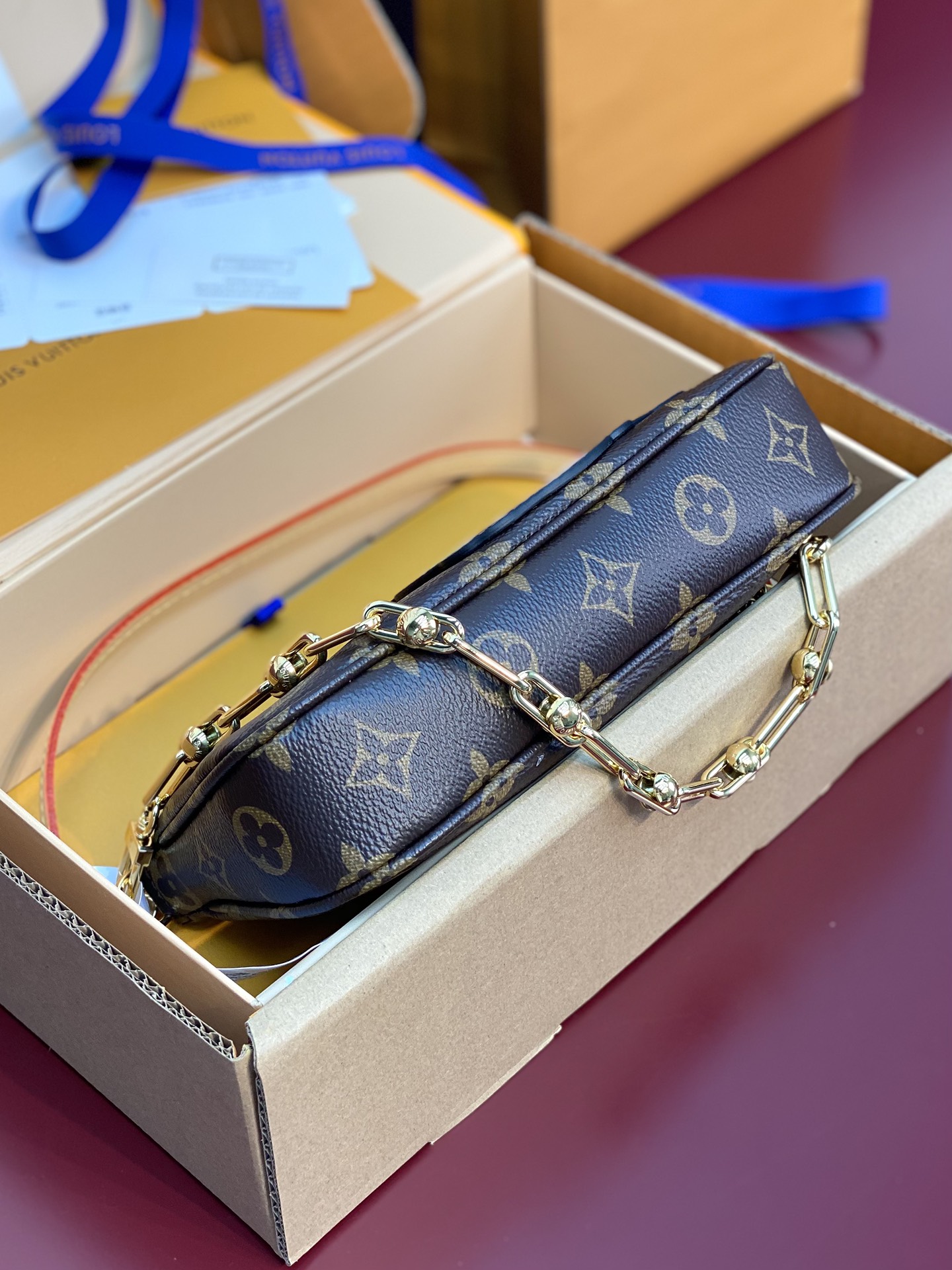  M13440 芯片版！本款 Pochette Accessoires 手袋取材 Monogram 涂层