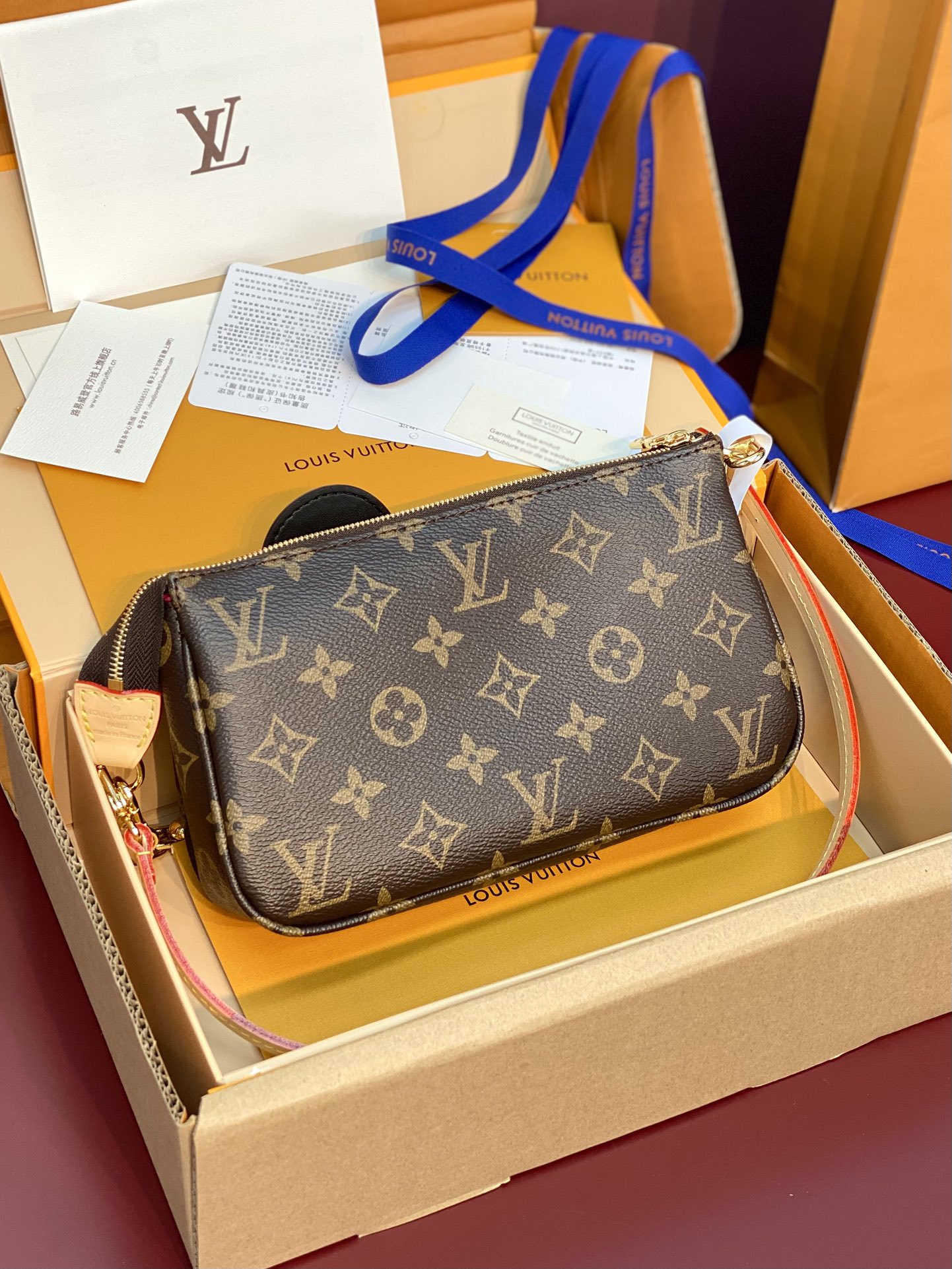  M13440 芯片版！本款 Pochette Accessoires 手袋取材 Monogram 涂层
