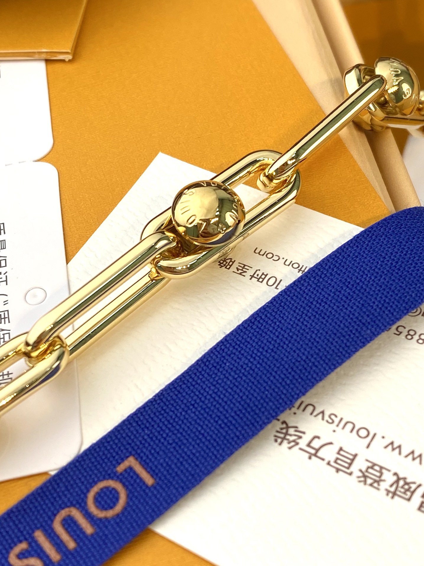  M13440 芯片版！本款 Pochette Accessoires 手袋取材 Monogram 涂层