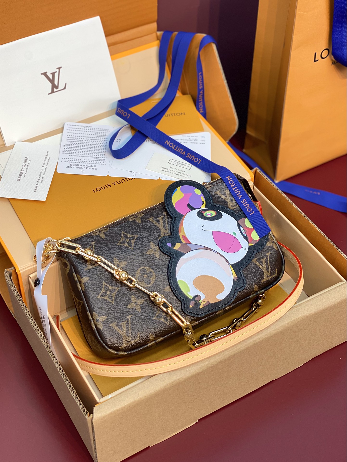  M13440 芯片版！本款 Pochette Accessoires 手袋取材 Monogram 涂层