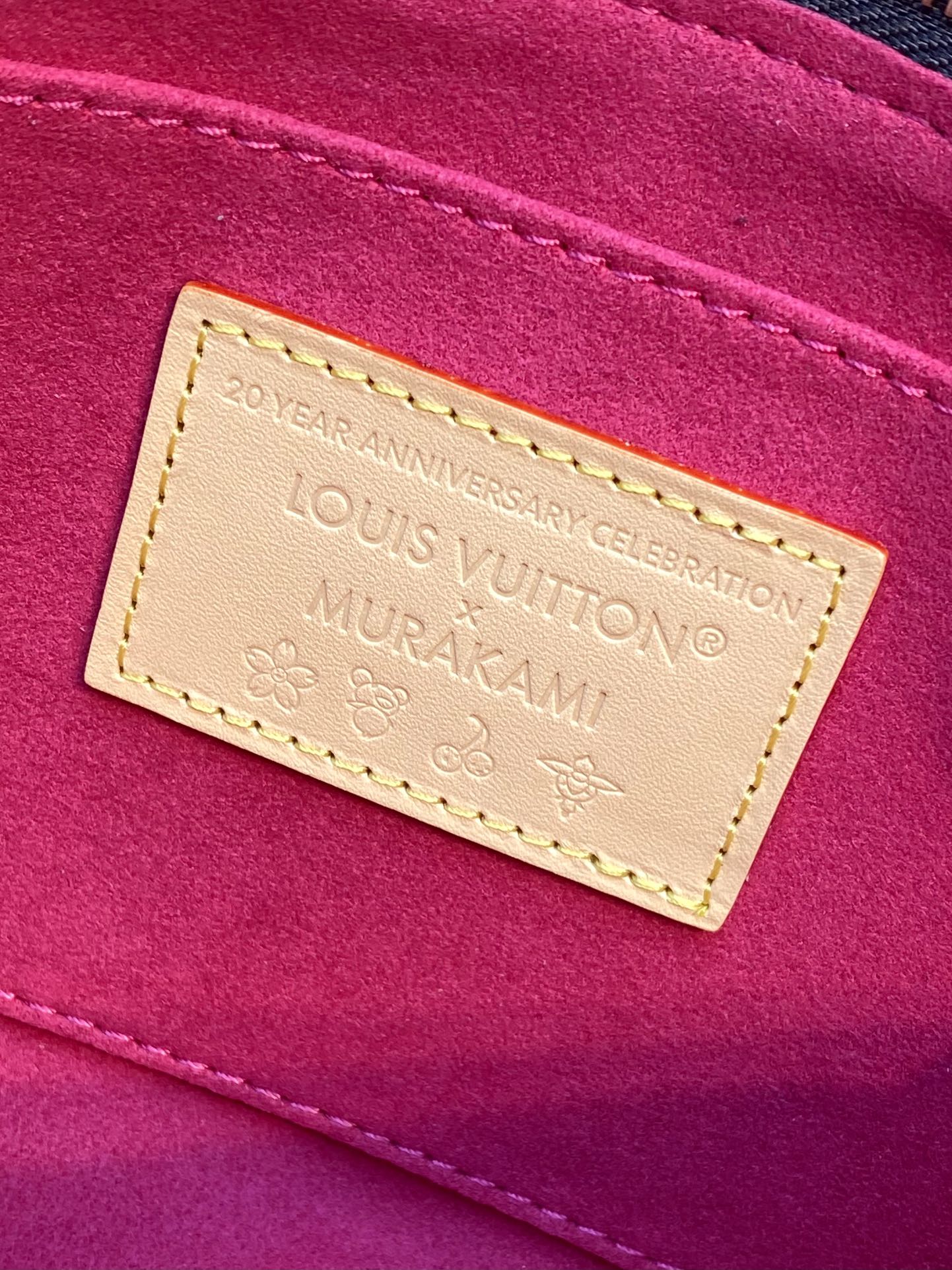  M13440 芯片版！本款 Pochette Accessoires 手袋取材 Monogram 涂层