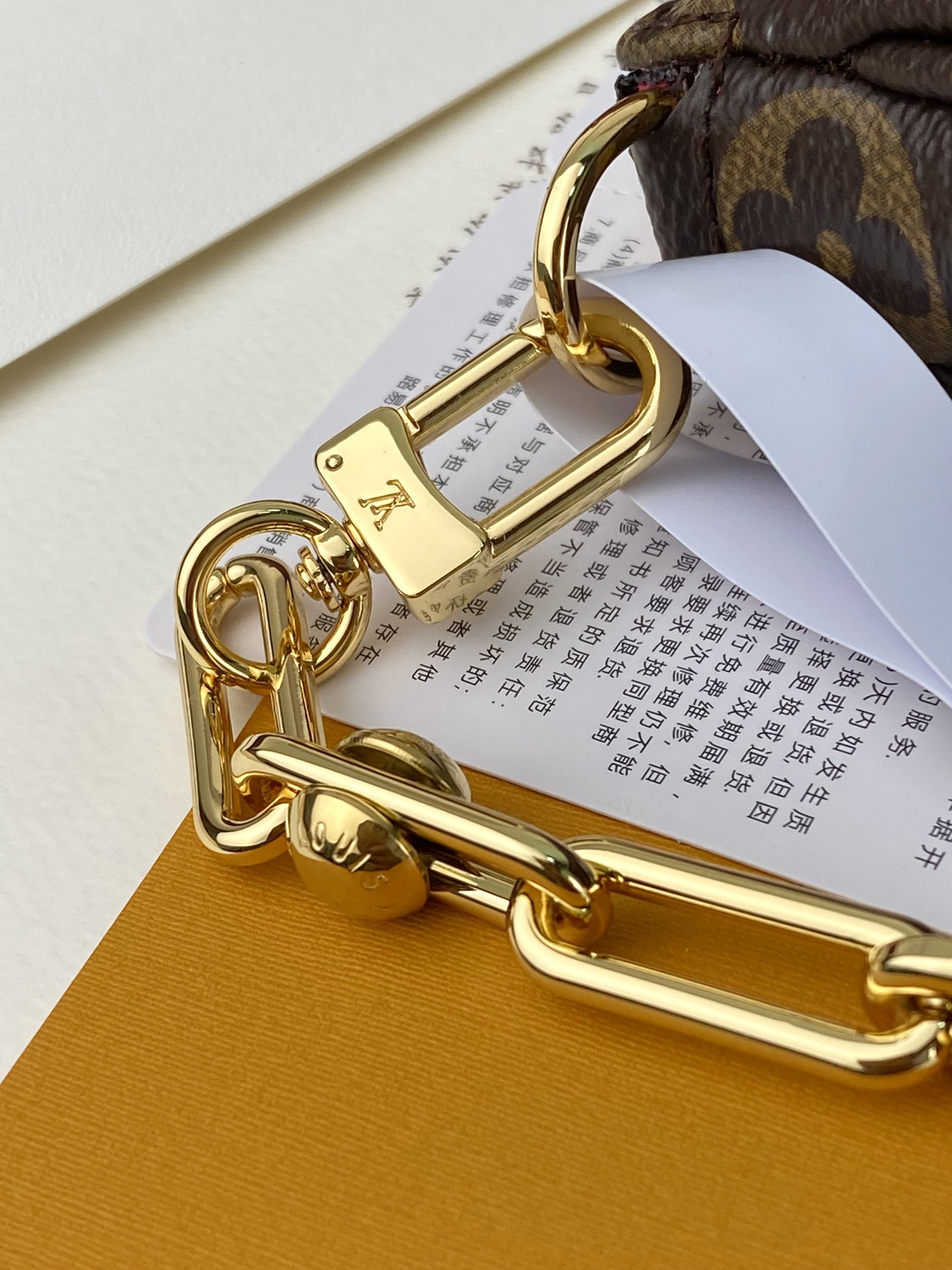  M13440 芯片版！本款 Pochette Accessoires 手袋取材 Monogram 涂层