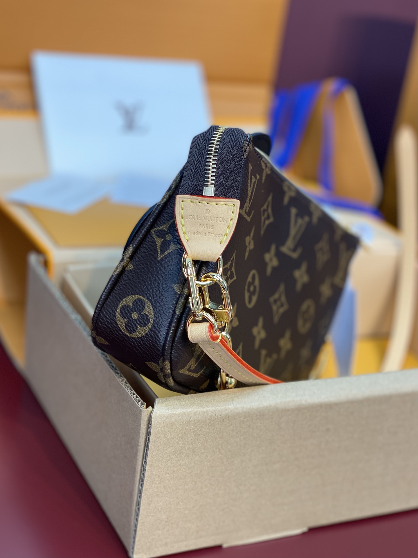  M13440 芯片版！本款 Pochette Accessoires 手袋取材 Monogram 涂层