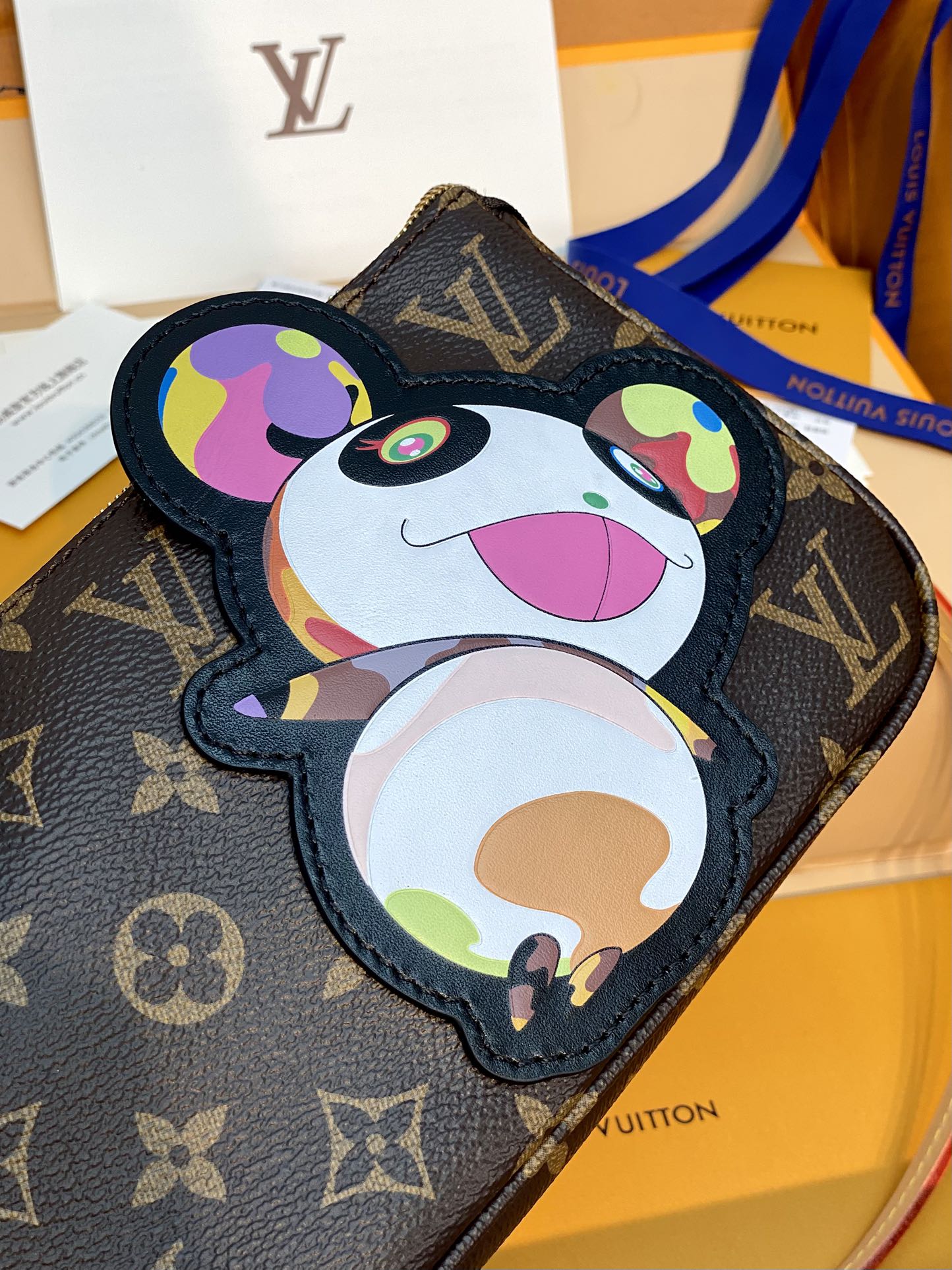  M13440 芯片版！本款 Pochette Accessoires 手袋取材 Monogram 涂层