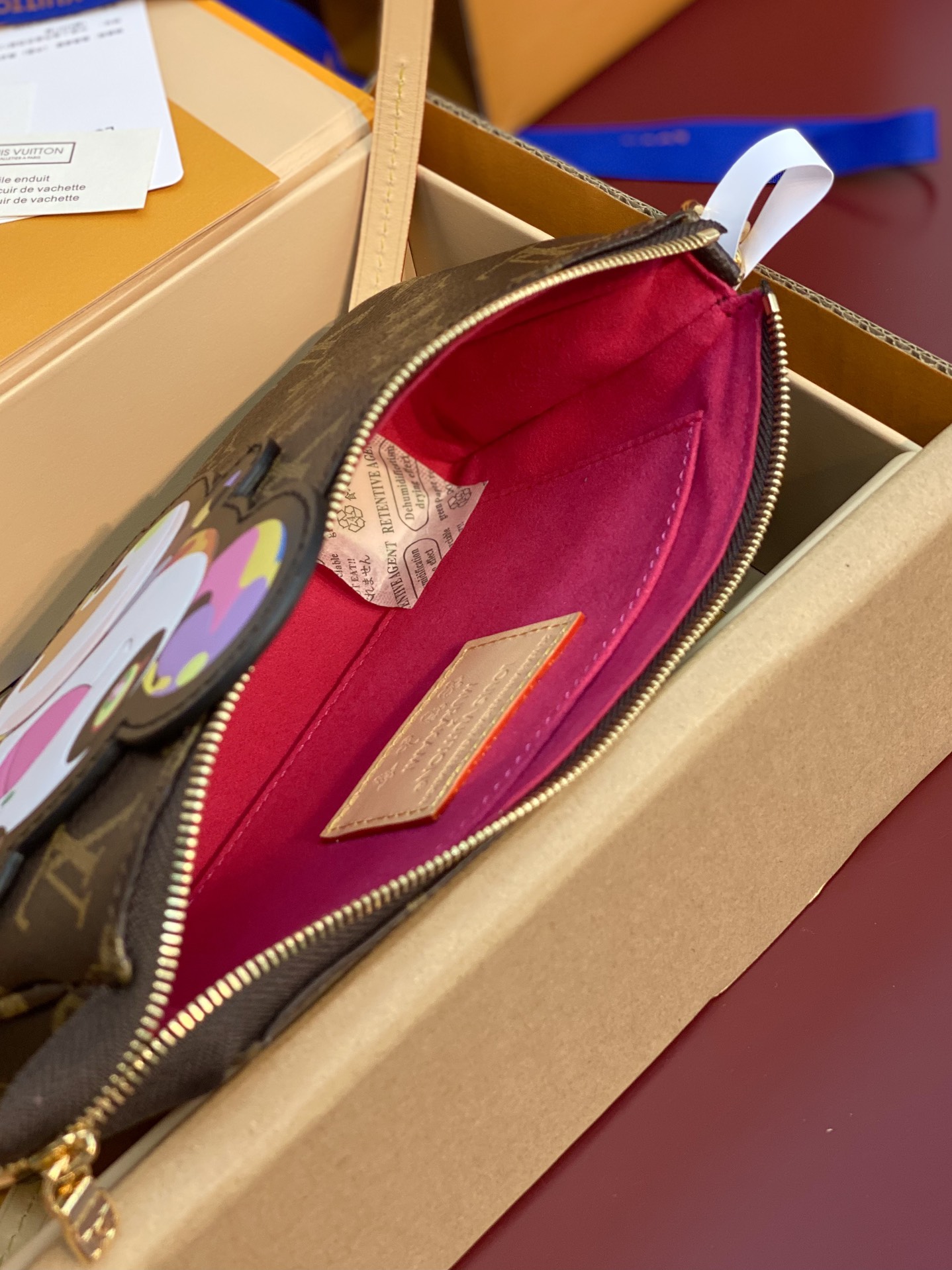  M13440 芯片版！本款 Pochette Accessoires 手袋取材 Monogram 涂层