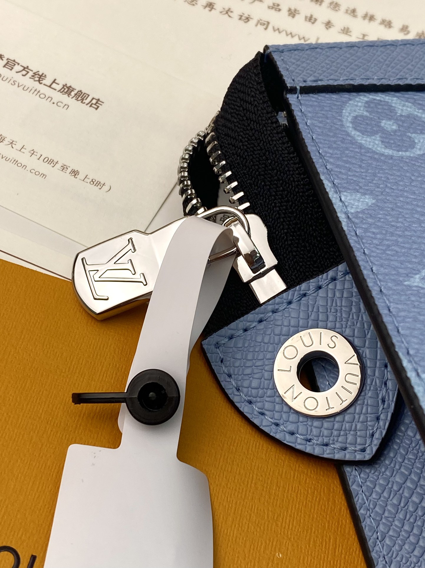  升级版本⚠️M14011 天空蓝！ 此款由全新标志性蓝Monogram Eclipse帆布裁制而成，此