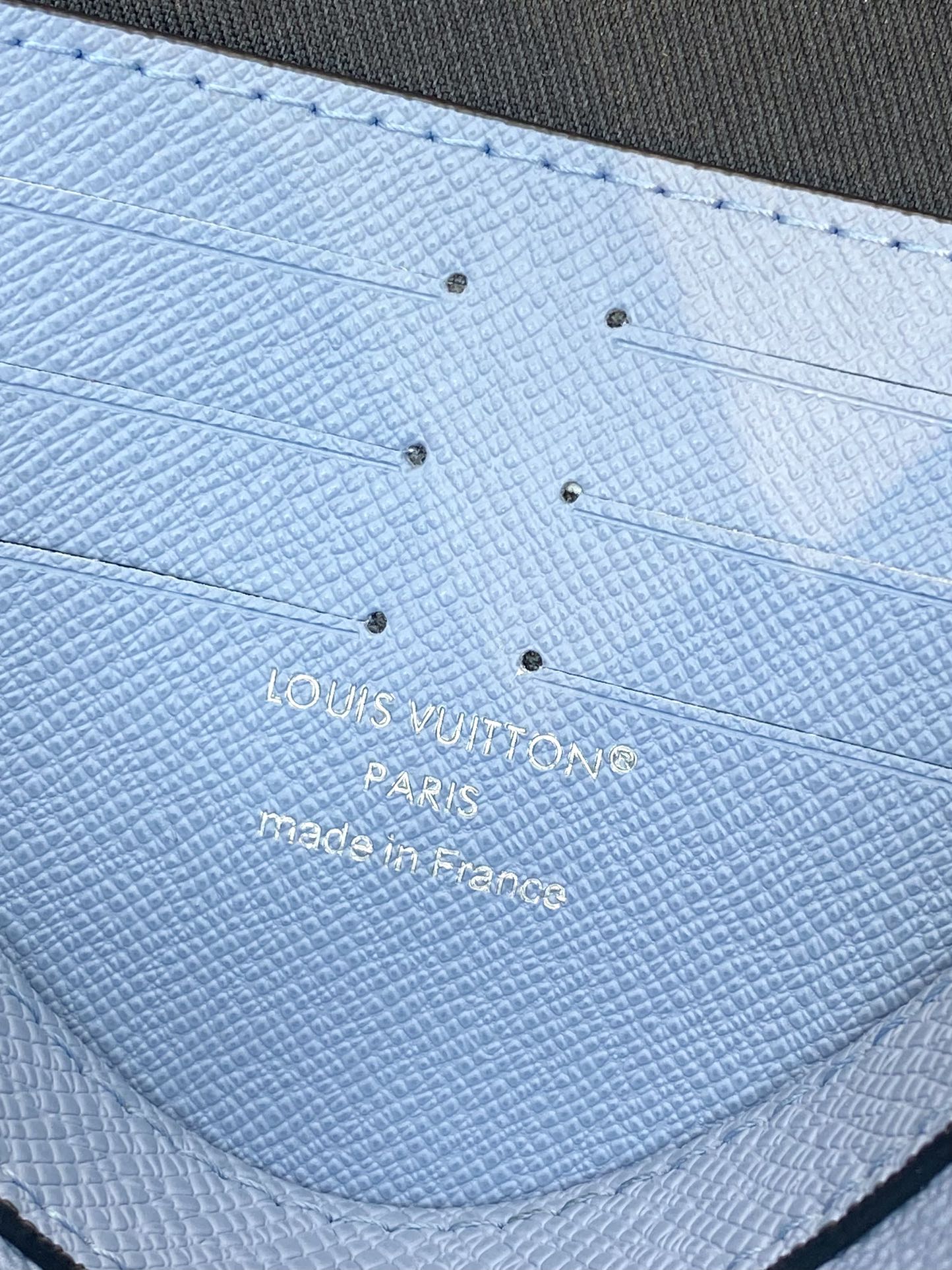  升级版本⚠️M14011 天空蓝！ 此款由全新标志性蓝Monogram Eclipse帆布裁制而成，此