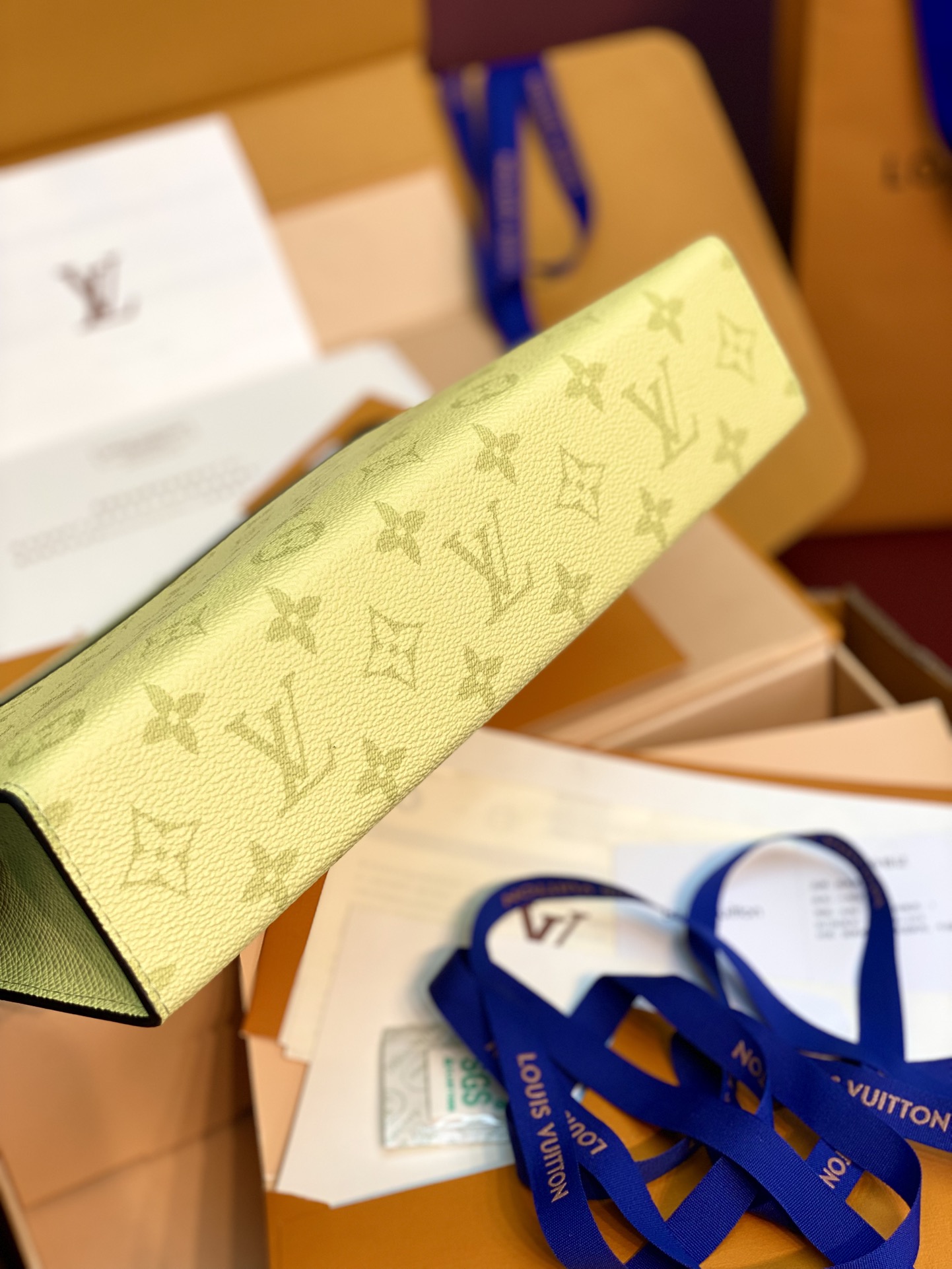  升级版本⚠️M14011 天空黄！ 此款由全新标志性蓝Monogram Eclipse帆布裁制而成，此