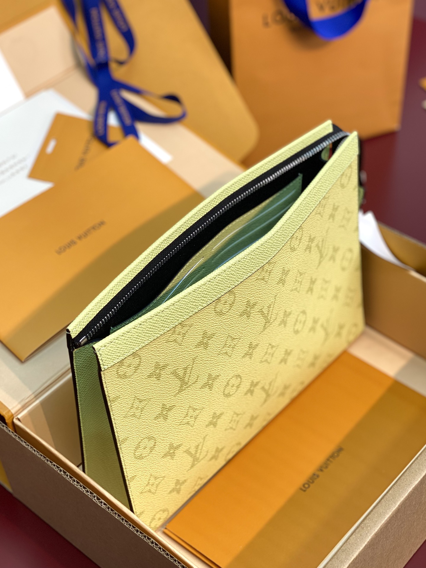  升级版本⚠️M14011 天空黄！ 此款由全新标志性蓝Monogram Eclipse帆布裁制而成，此