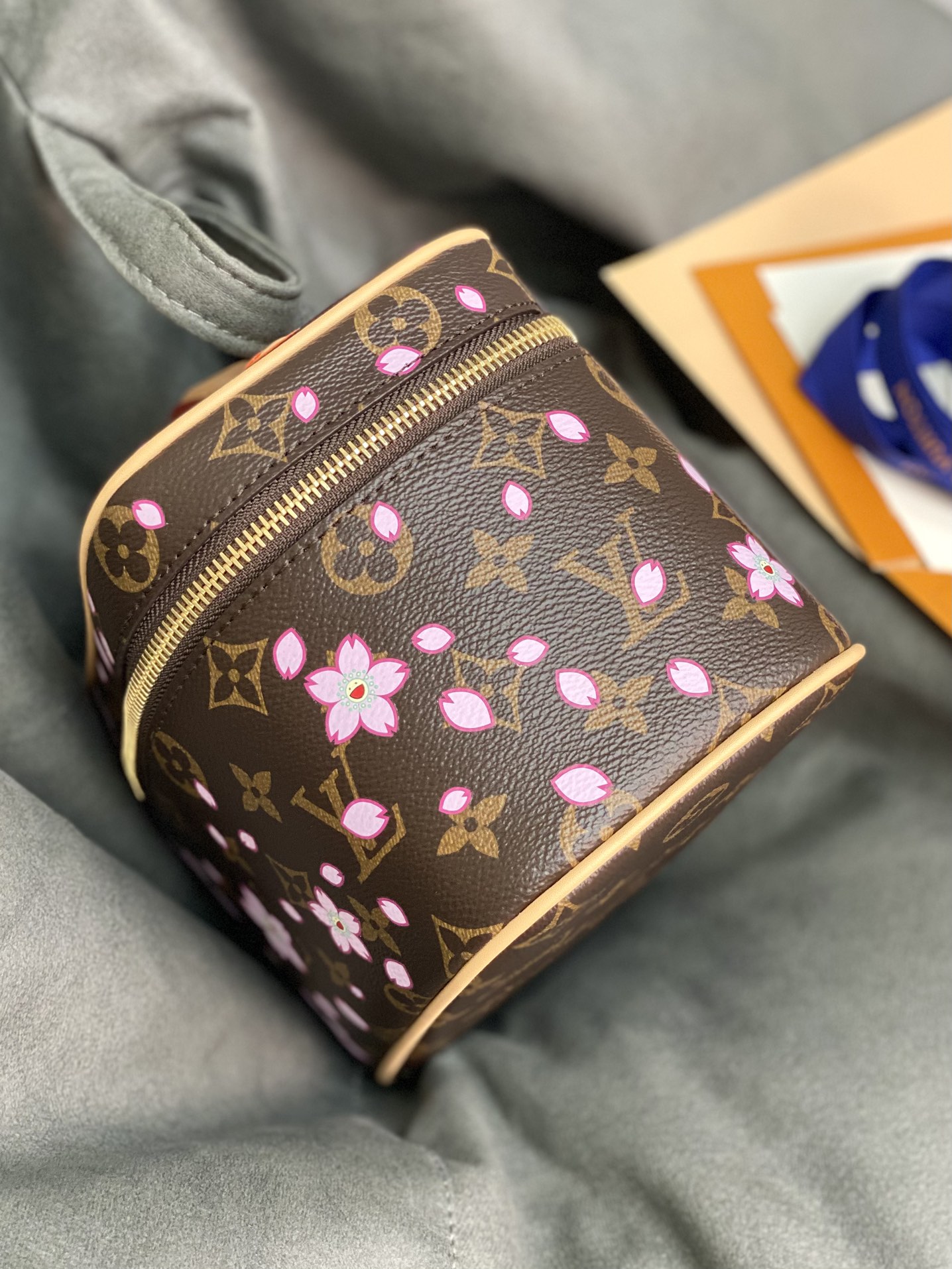  M14181 当季新款
LV x TM NICE 迷你化妆包
本款 Nice 迷你化妆包取材 Mono