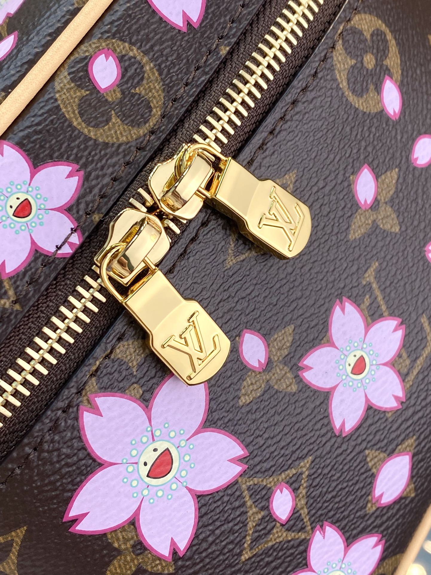  M14181当季新款
LV x TM NICE 迷你化妆包
本款 Nice 迷你化妆包取材 Monog