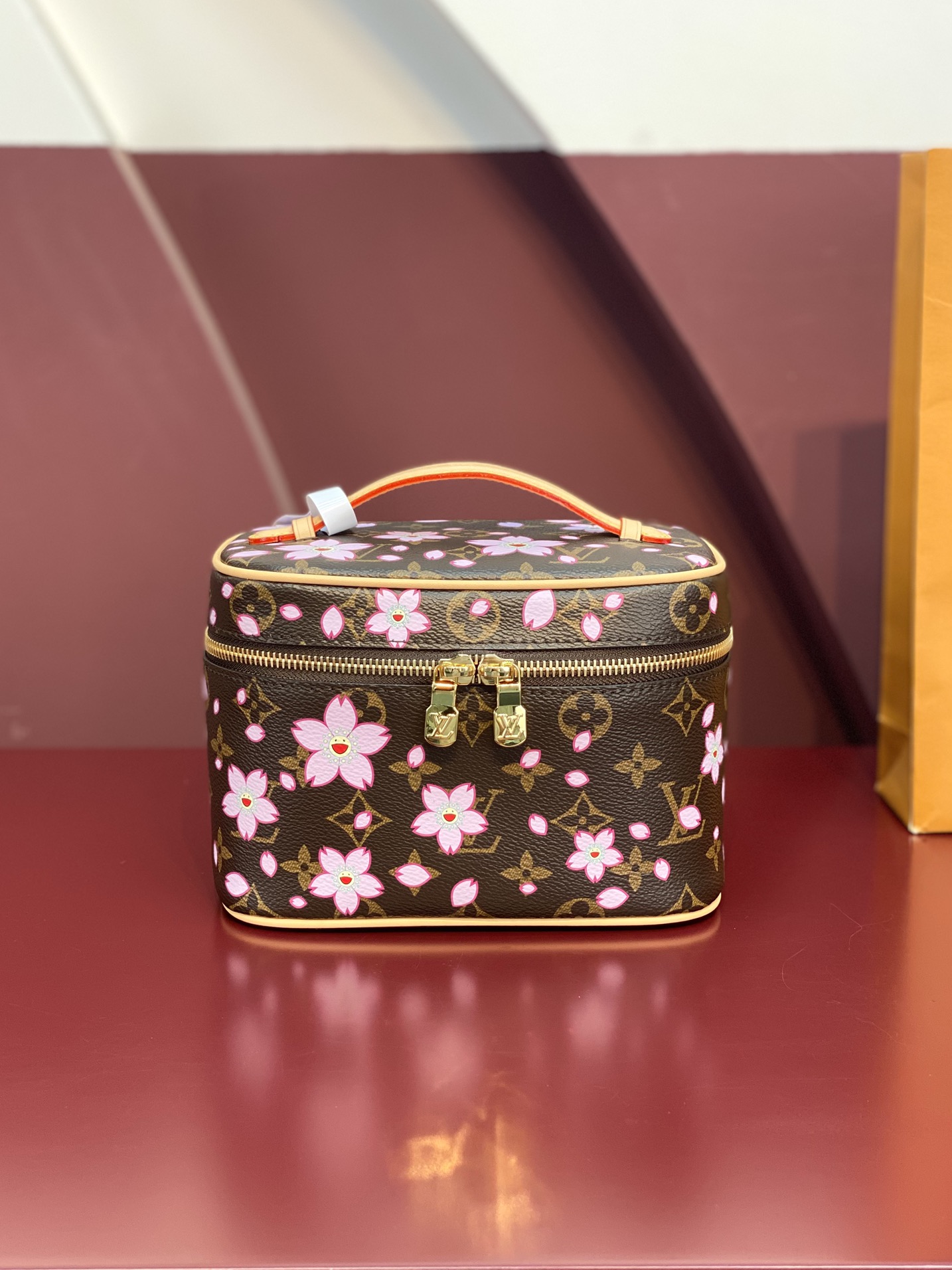  M14181当季新款
LV x TM NICE 迷你化妆包
本款 Nice 迷你化妆包取材 Monog