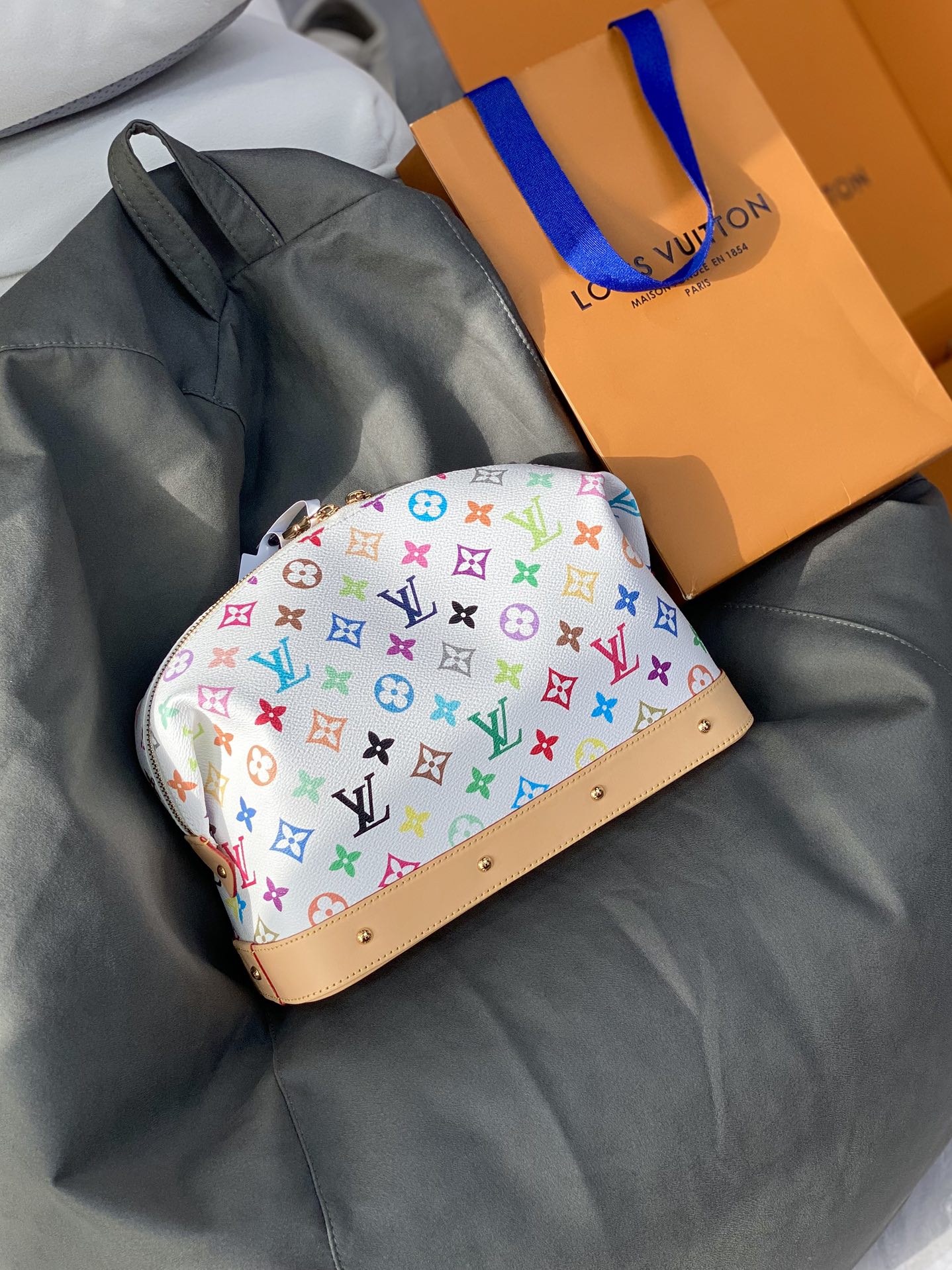  M13743 白彩！(村上隆) POCHETTE COSMÉTIQUE 大号化妆包 
本款 Poche