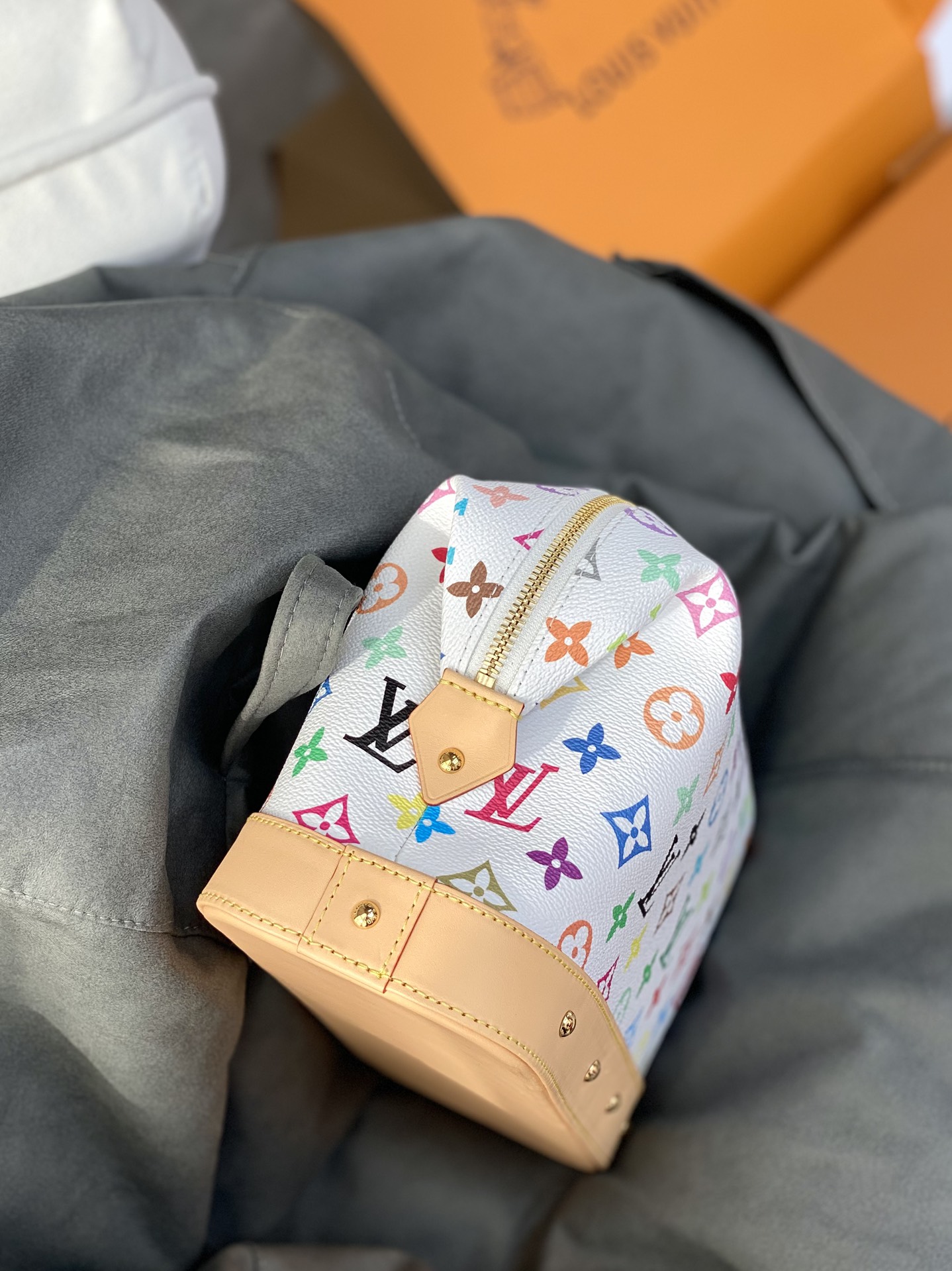  M13743 白彩！(村上隆) POCHETTE COSMÉTIQUE 大号化妆包 
本款 Poche