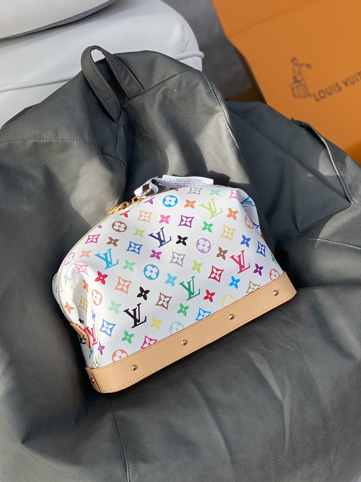  M13743 白彩！(村上隆) POCHETTE COSMÉTIQUE 大号化妆包 
本款 Poche