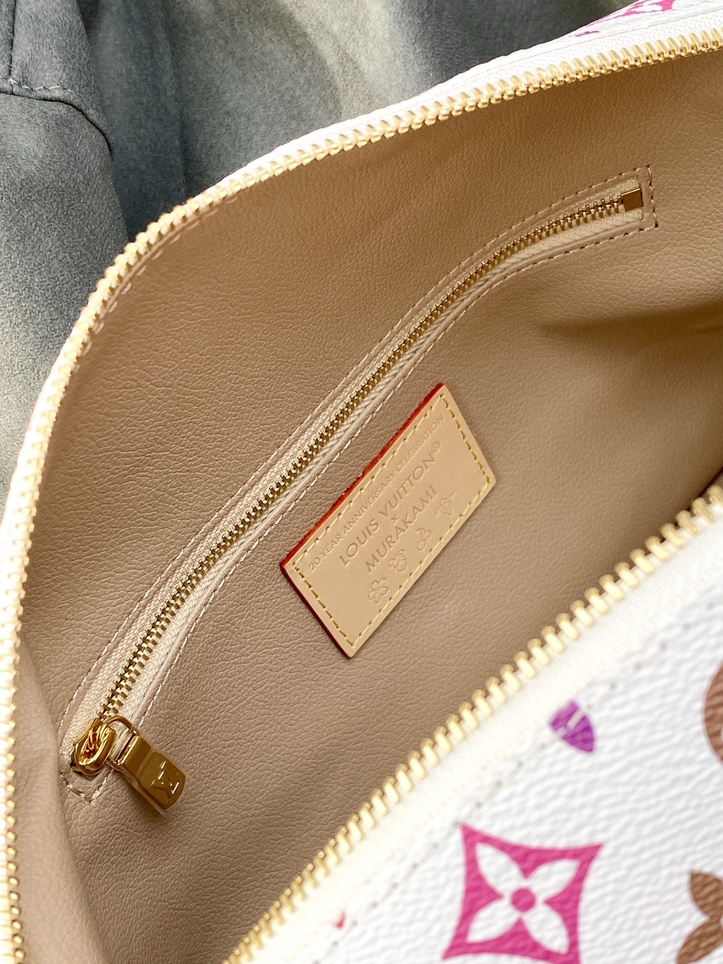  M13743 白彩！(村上隆) POCHETTE COSMÉTIQUE 大号化妆包 
本款 Poche