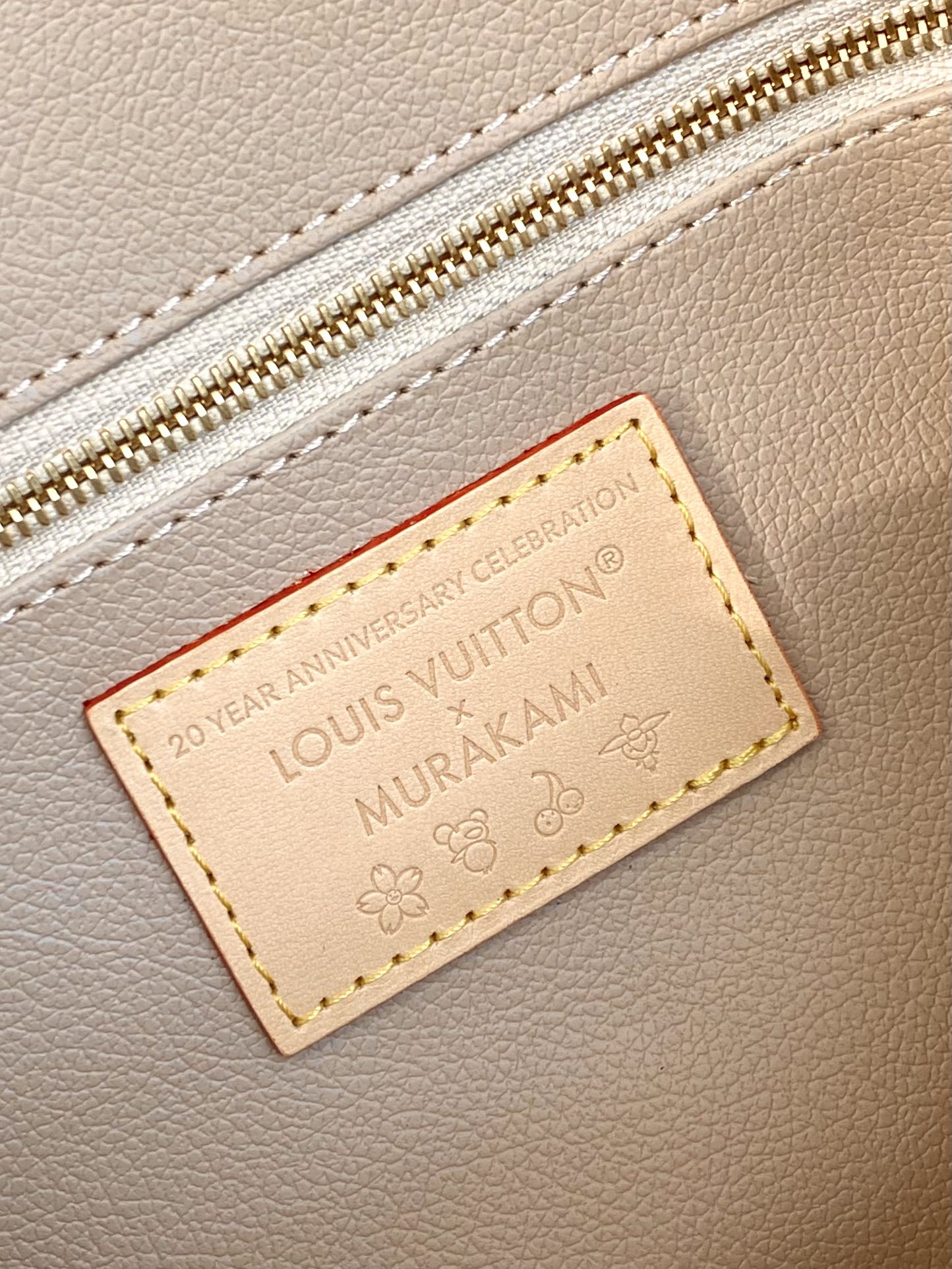  M13743 白彩！(村上隆) POCHETTE COSMÉTIQUE 大号化妆包 
本款 Poche