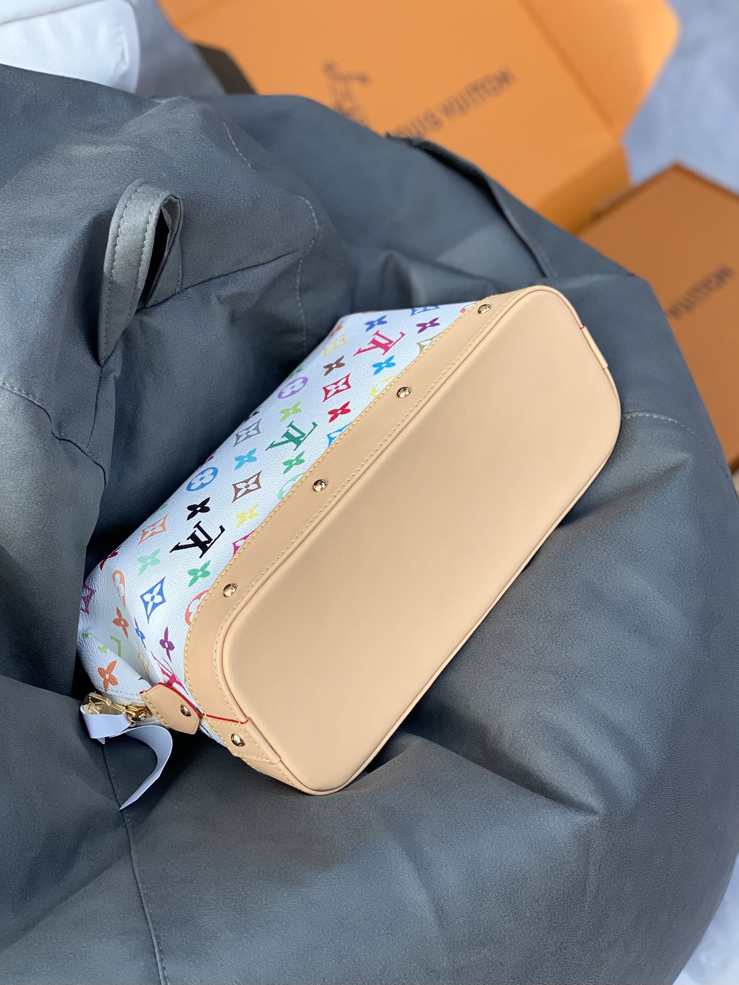  M13743 白彩！(村上隆) POCHETTE COSMÉTIQUE 大号化妆包 
本款 Poche