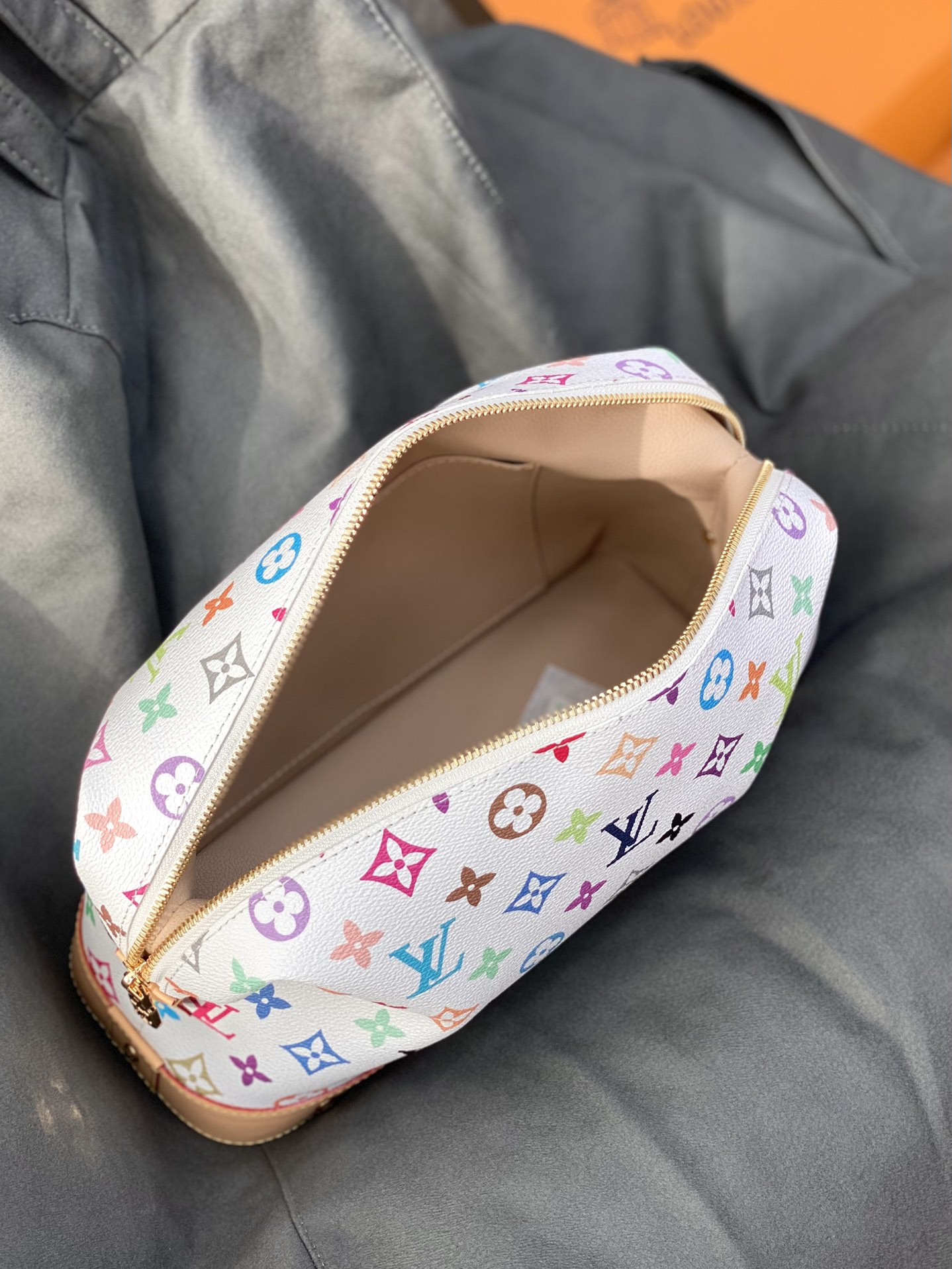  M13743 白彩！(村上隆) POCHETTE COSMÉTIQUE 大号化妆包 
本款 Poche
