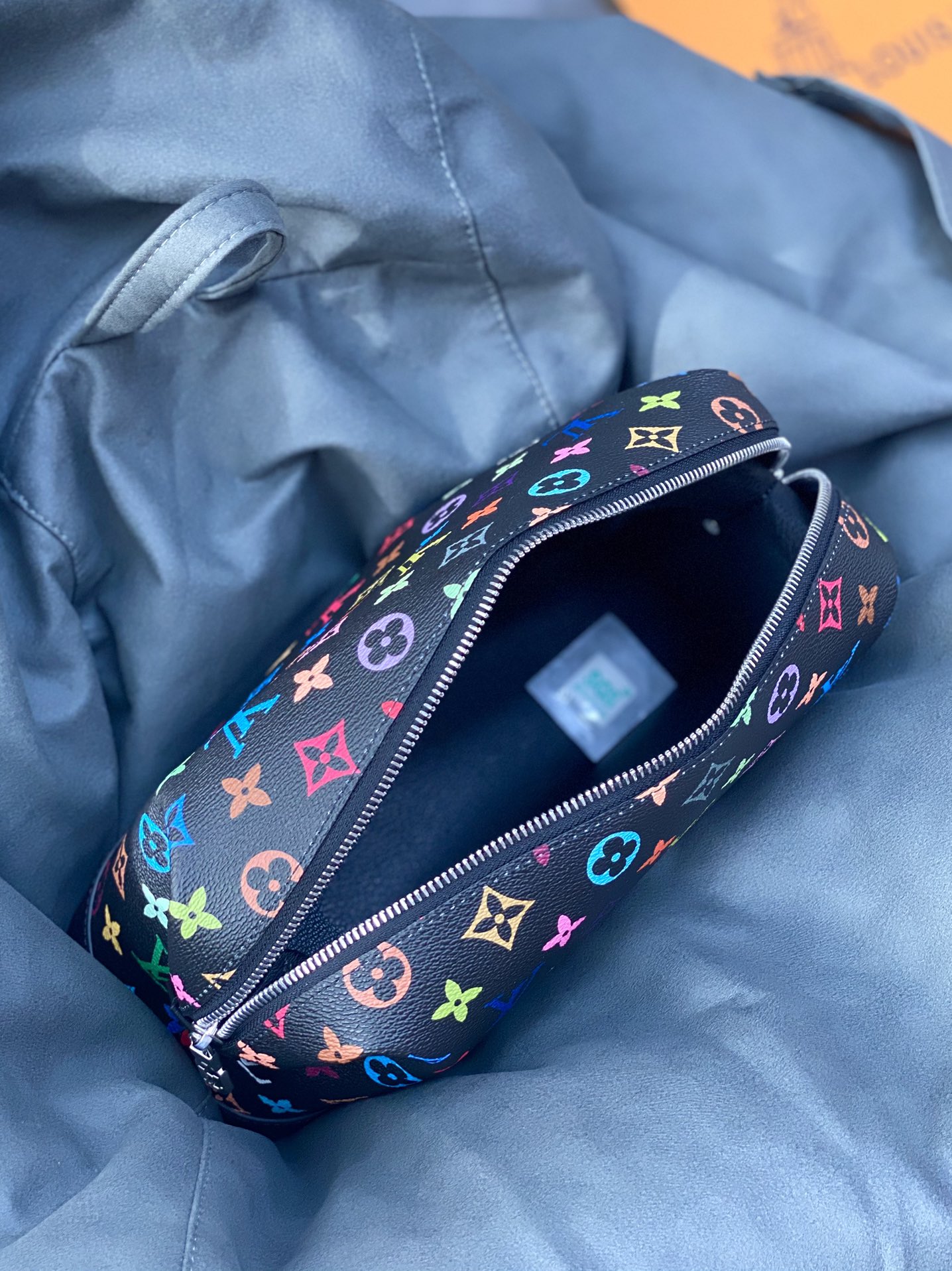  M13743 黑彩！(村上隆) POCHETTE COSMÉTIQUE 大号化妆包 
本款 Poche