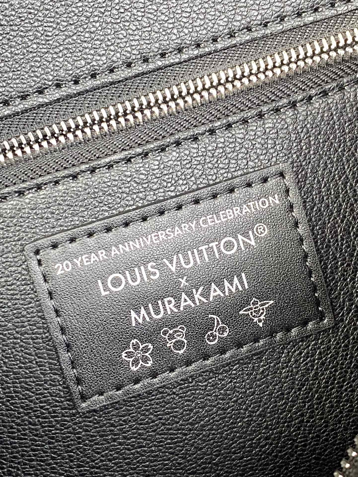  M13743 黑彩！(村上隆) POCHETTE COSMÉTIQUE 大号化妆包 
本款 Poche