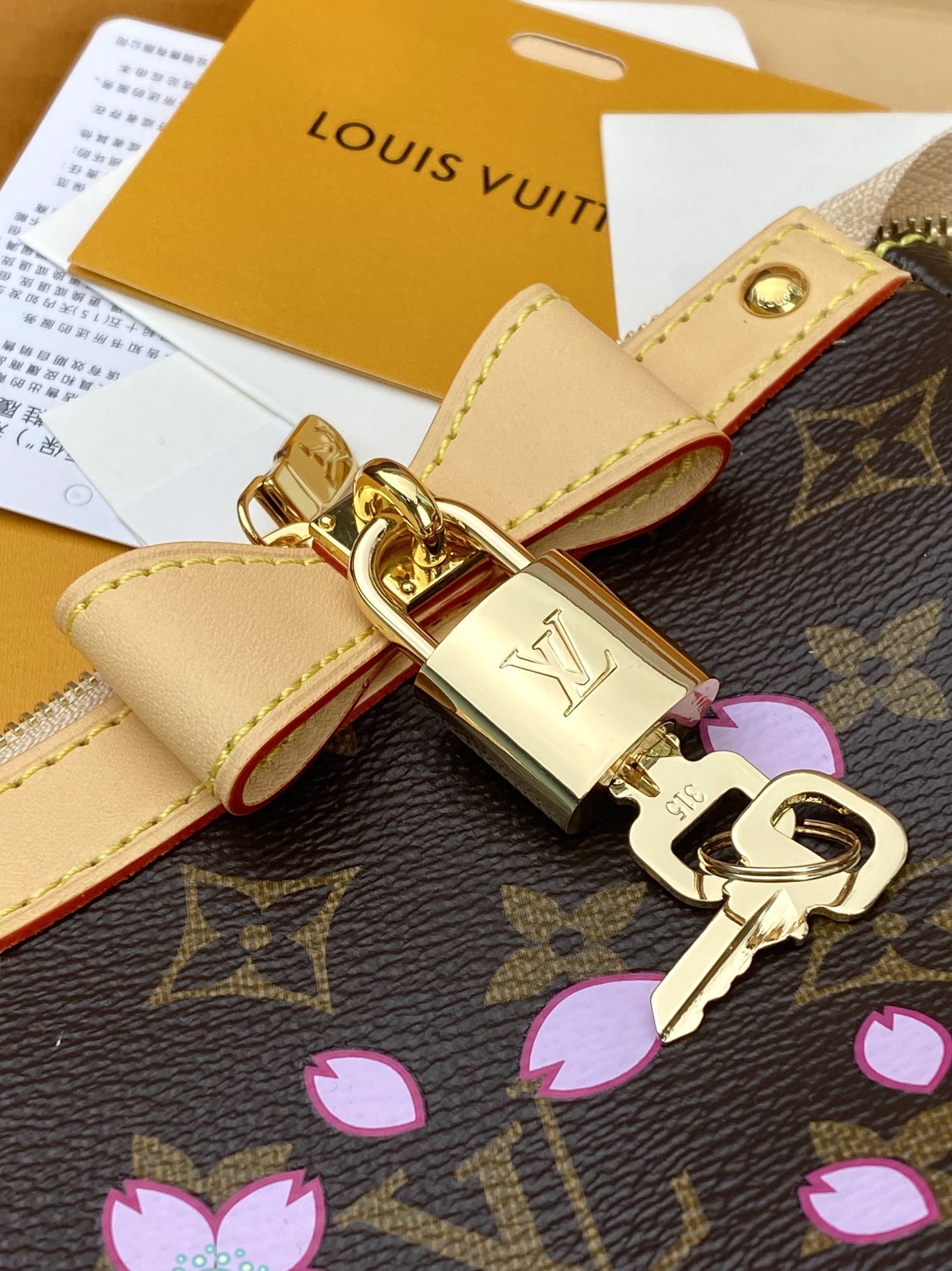  M13668 樱花！本款PochetteAccessoires手袋为经典Monogram帆布融入村上隆