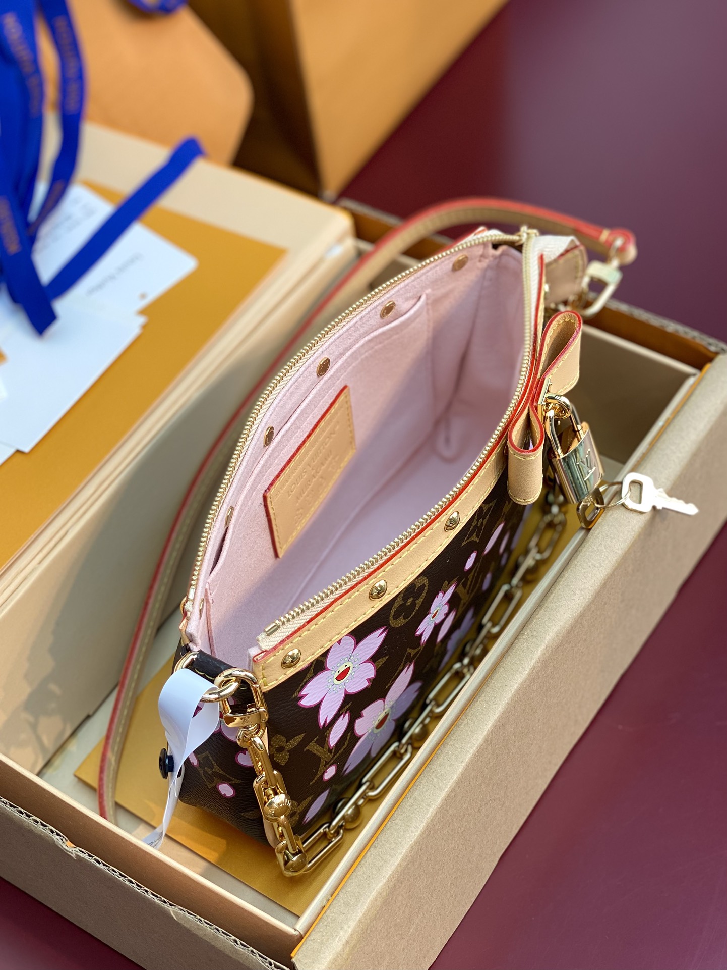  M13668 樱花！本款PochetteAccessoires手袋为经典Monogram帆布融入村上隆