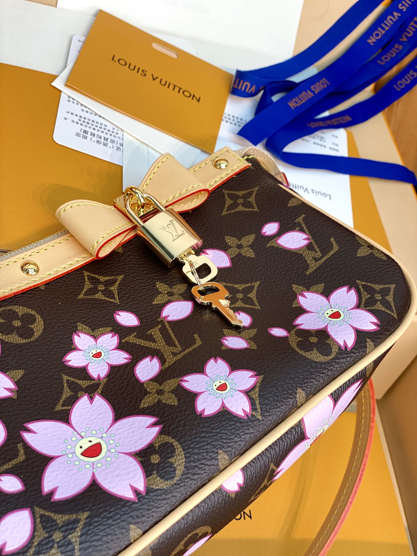  M13668 樱花！本款PochetteAccessoires手袋为经典Monogram帆布融入村上隆