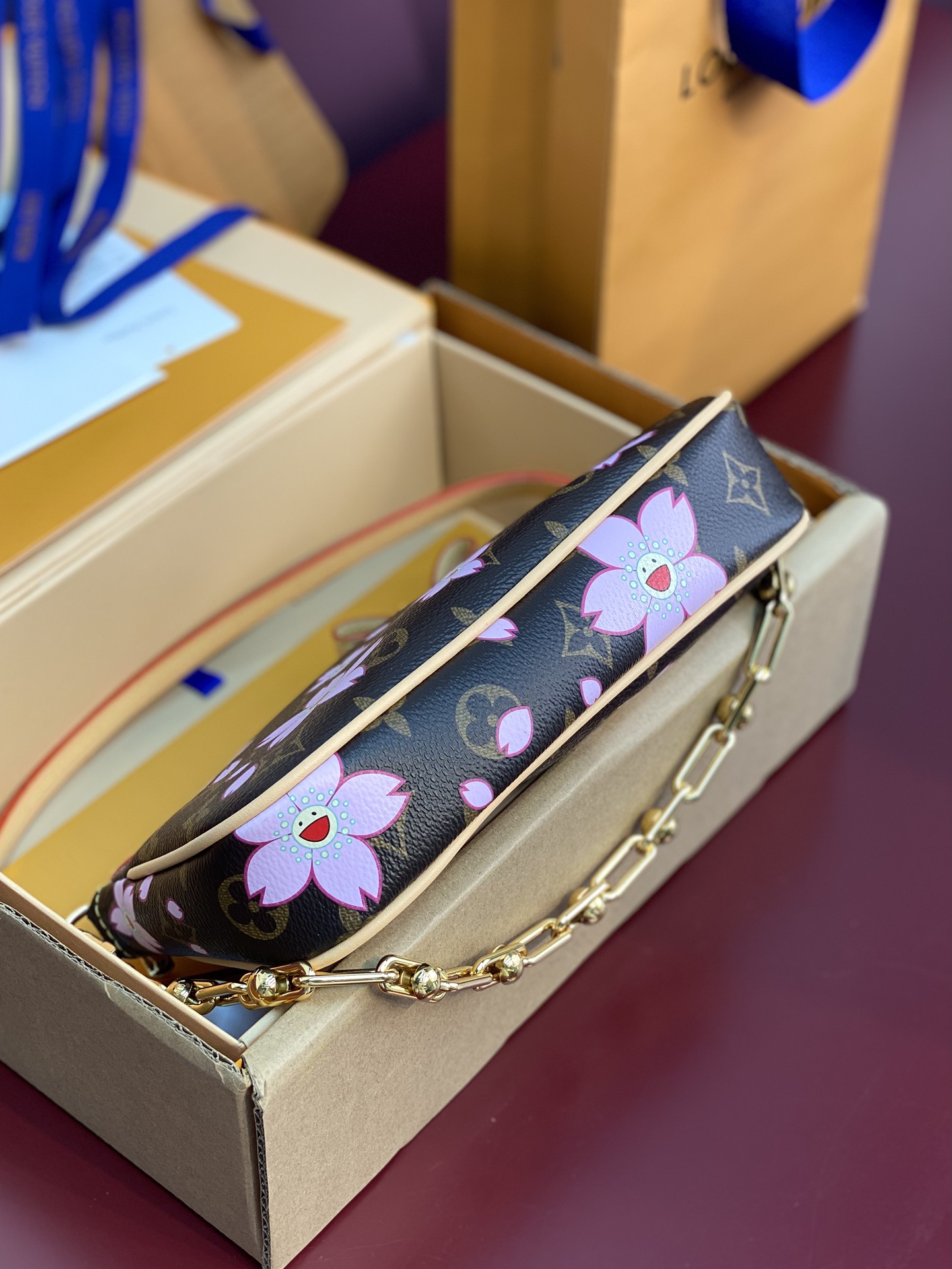  M13668 樱花！本款PochetteAccessoires手袋为经典Monogram帆布融入村上隆
