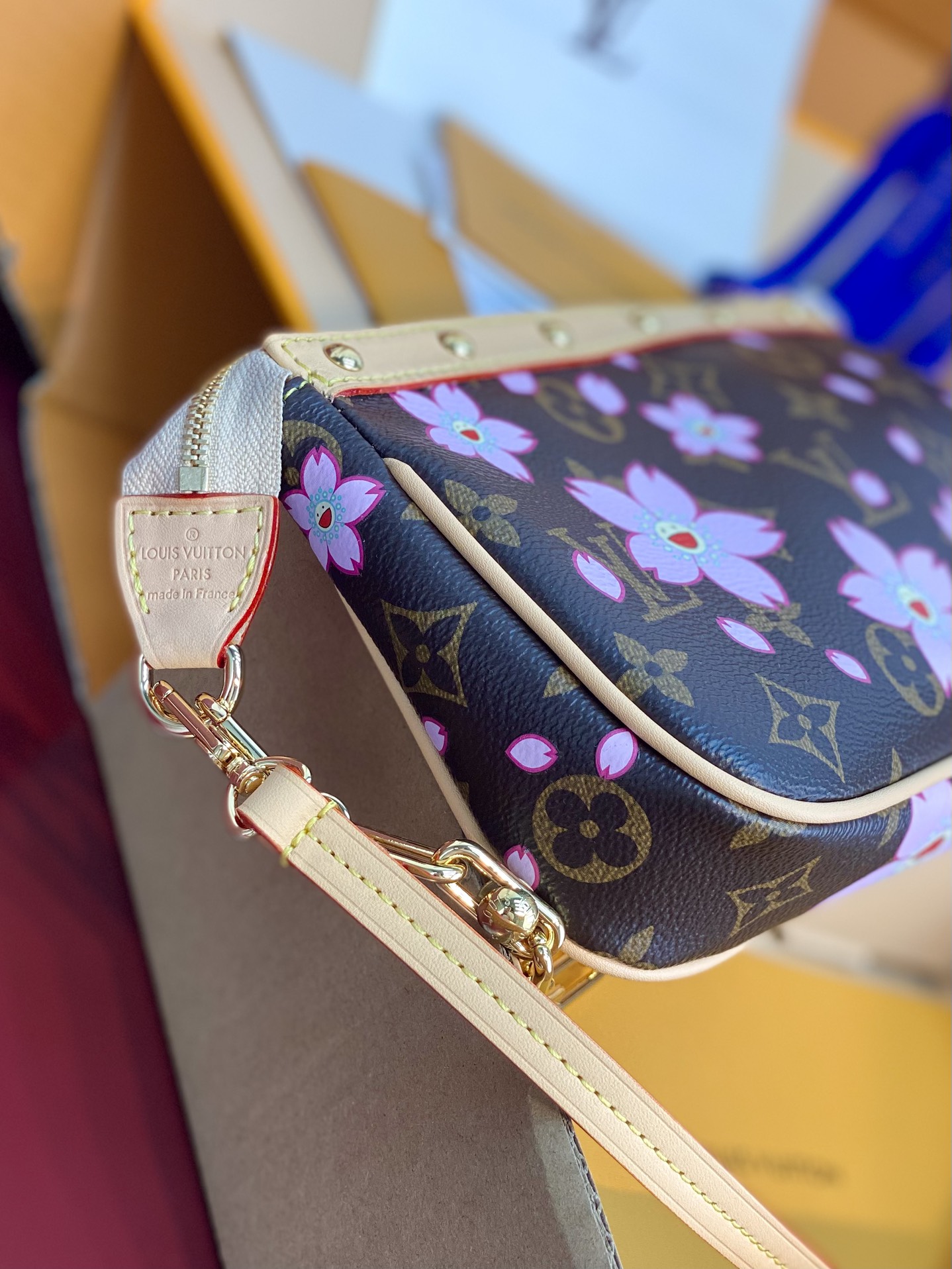  M13668 樱花！本款PochetteAccessoires手袋为经典Monogram帆布融入村上隆