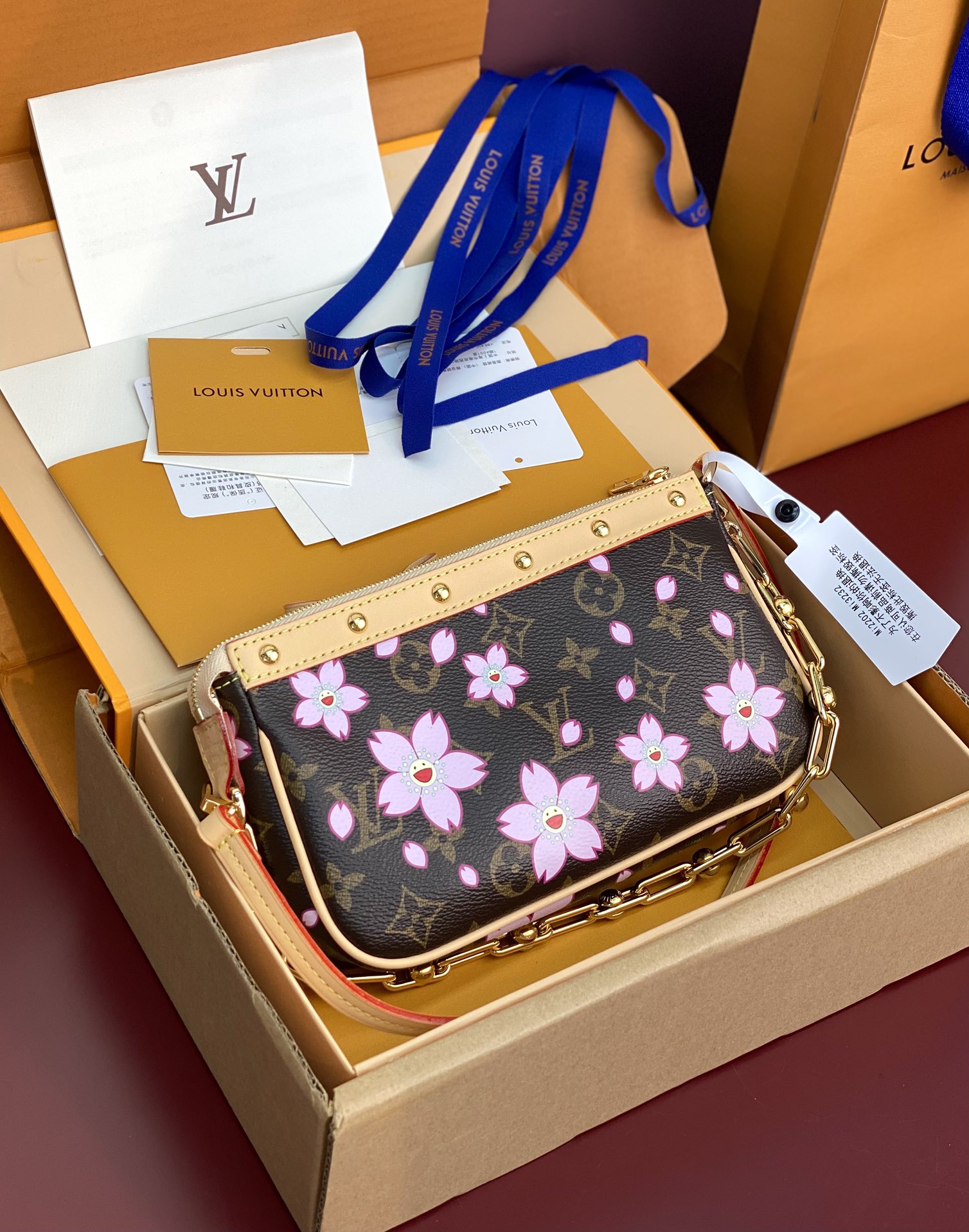  M13668 樱花！本款PochetteAccessoires手袋为经典Monogram帆布融入村上隆
