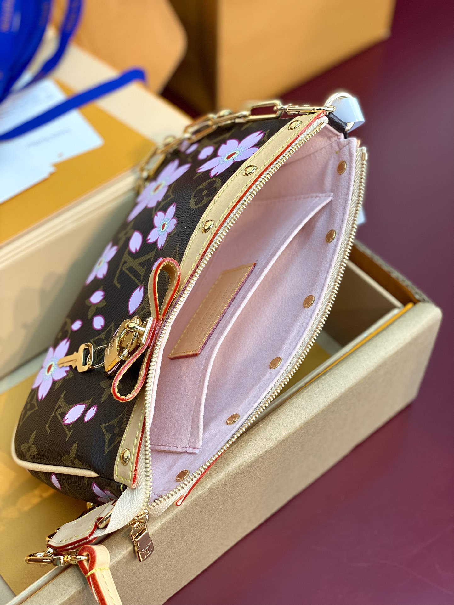  M13668 樱花！本款PochetteAccessoires手袋为经典Monogram帆布融入村上隆