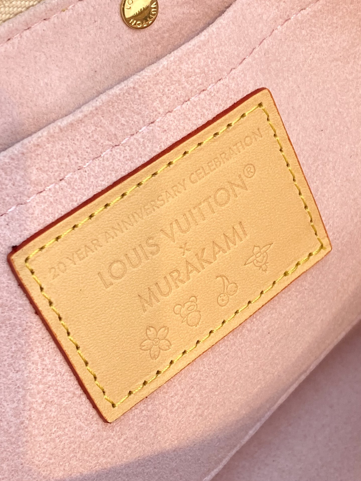  M13668 樱花！本款PochetteAccessoires手袋为经典Monogram帆布融入村上隆