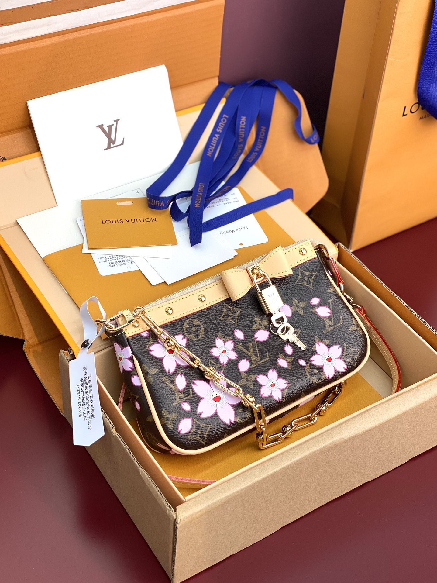  M13668 樱花！本款PochetteAccessoires手袋为经典Monogram帆布融入村上隆