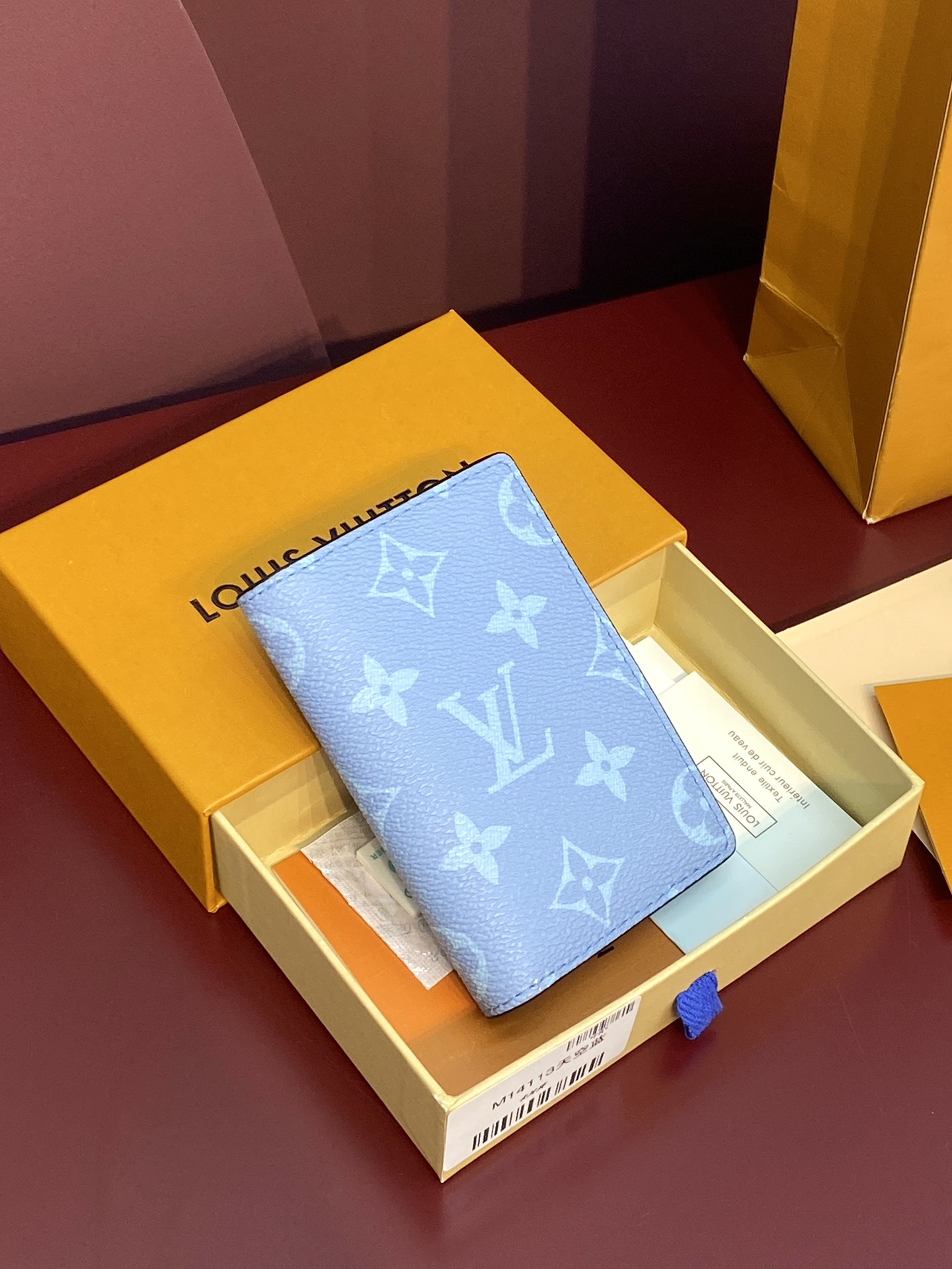  M14113 天空蓝！卡包 精緻配色綴以低調的Monogram壓花圖案。Multiple錢包配備3個名