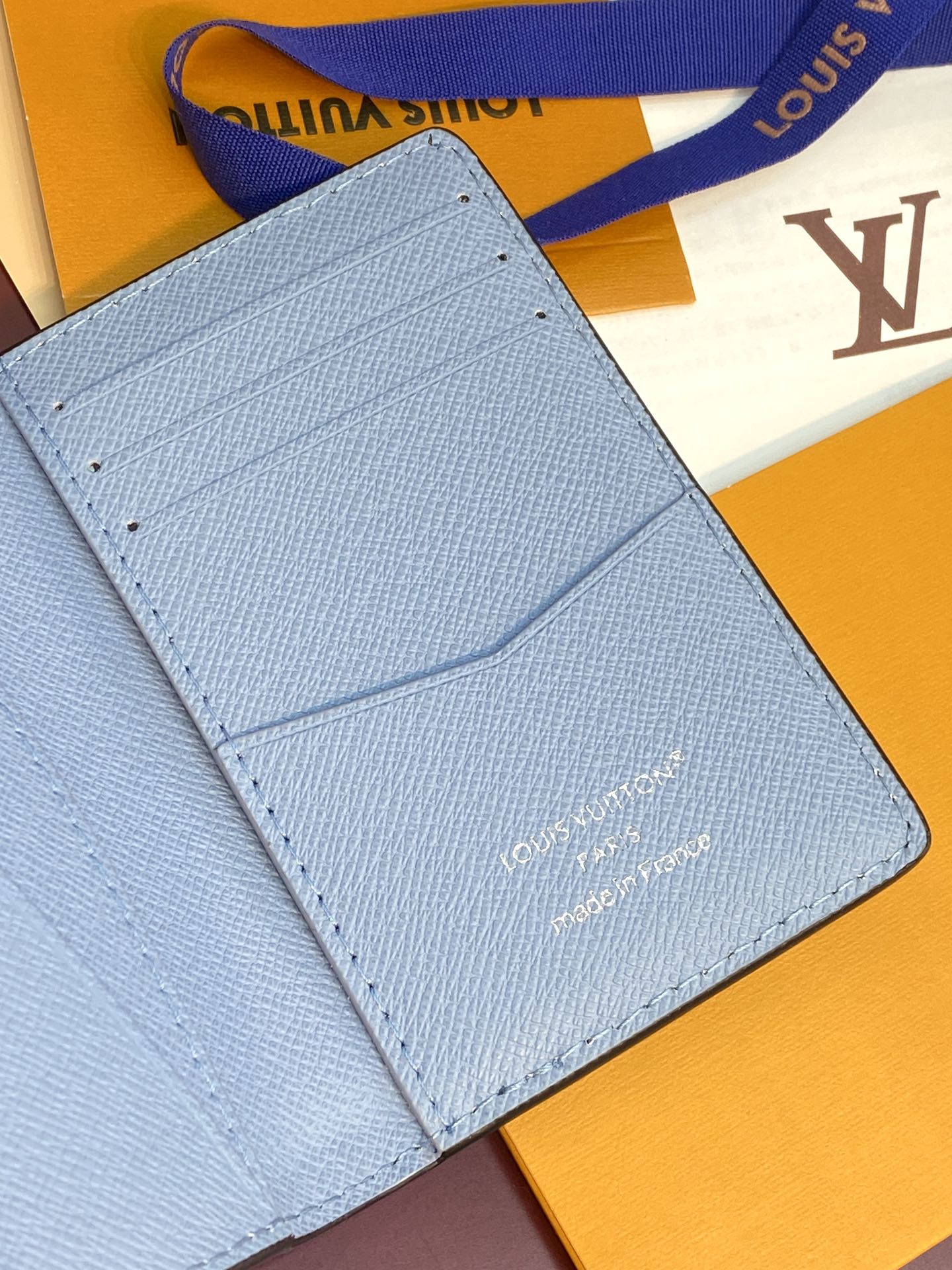  M14113 天空蓝！卡包 精緻配色綴以低調的Monogram壓花圖案。Multiple錢包配備3個名
