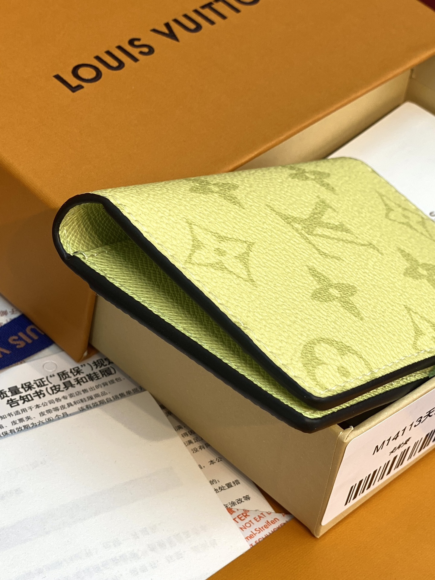  M14113 天空黄！卡包 精緻配色綴以低調的Monogram壓花圖案。Multiple錢包配備3個名
