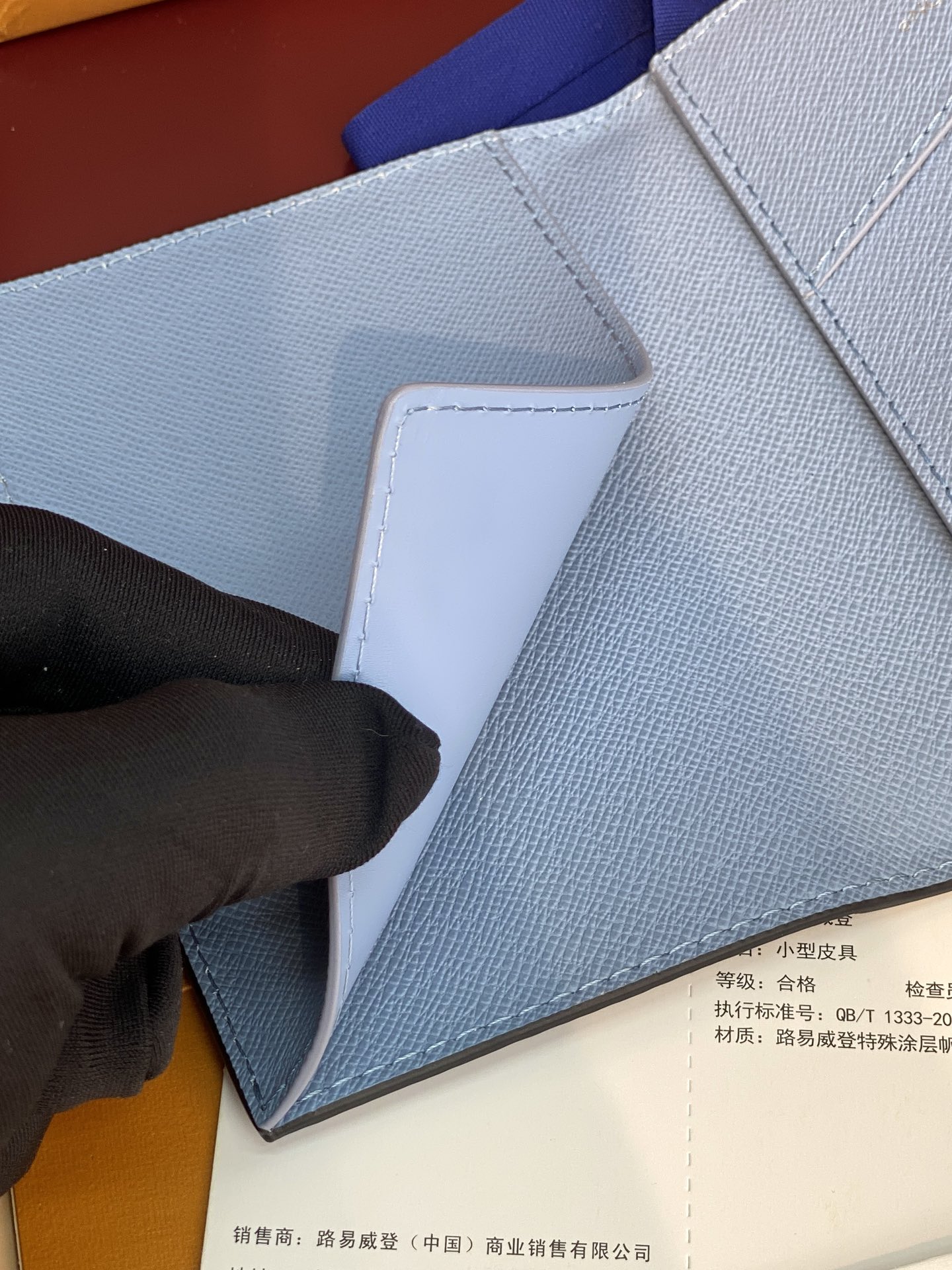  M14115 天空蓝！护照夹 這款Taigarama系列的護照封套以同色調的Monogram塗層帆布搭