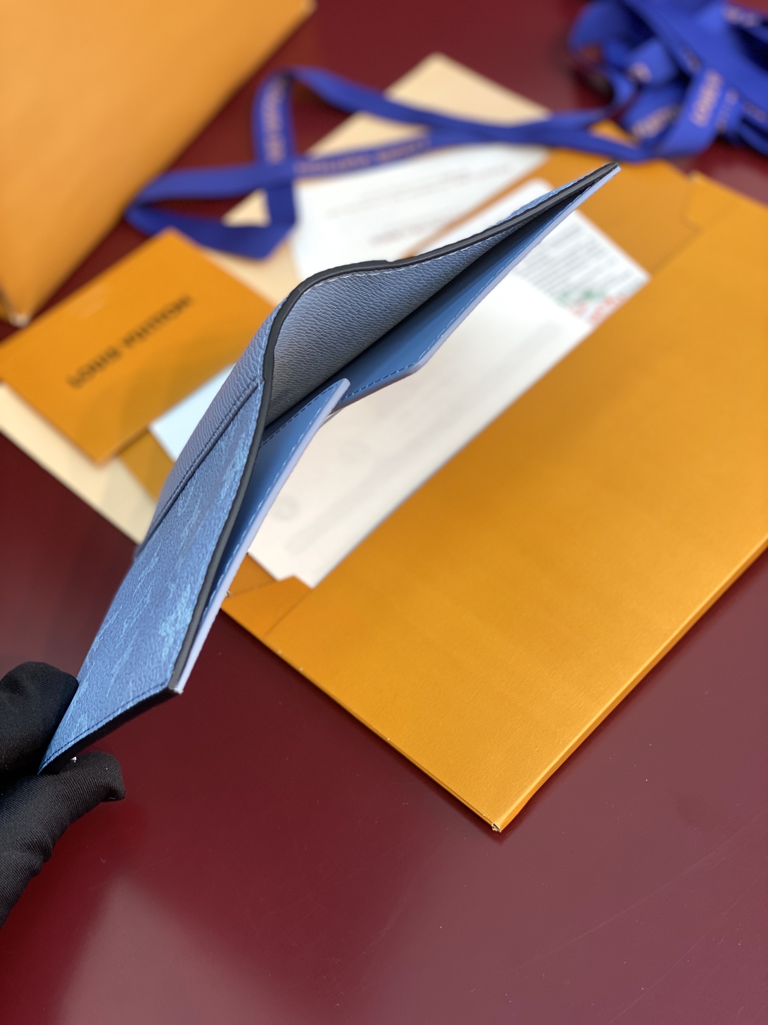  M14115 天空蓝！护照夹 這款Taigarama系列的護照封套以同色調的Monogram塗層帆布搭