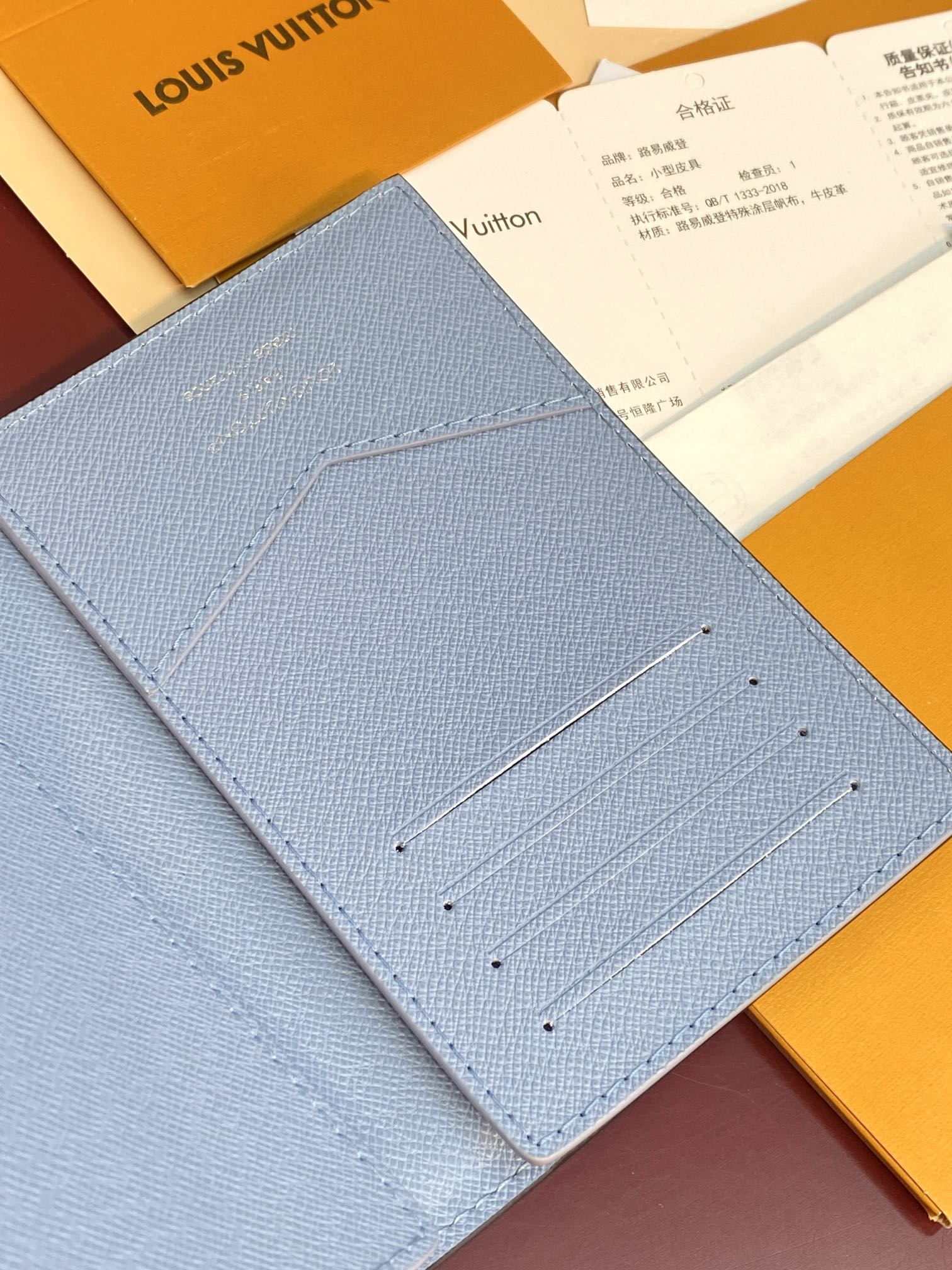  M14115 天空蓝！护照夹 這款Taigarama系列的護照封套以同色調的Monogram塗層帆布搭
