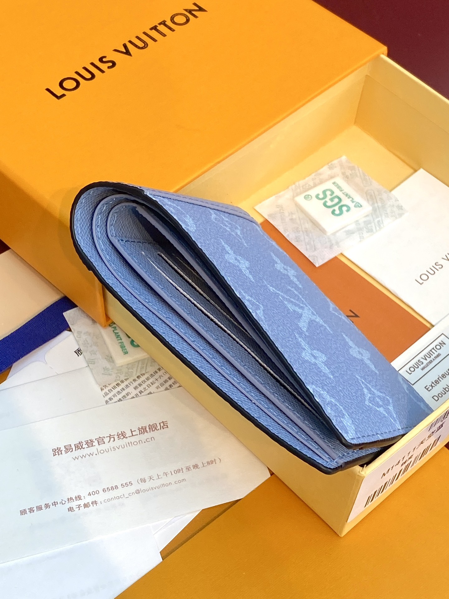  M14111 天空蓝！短夹、MUL TIPLE 此款钱夹Louis Vuitton HHI！ 系列设计
