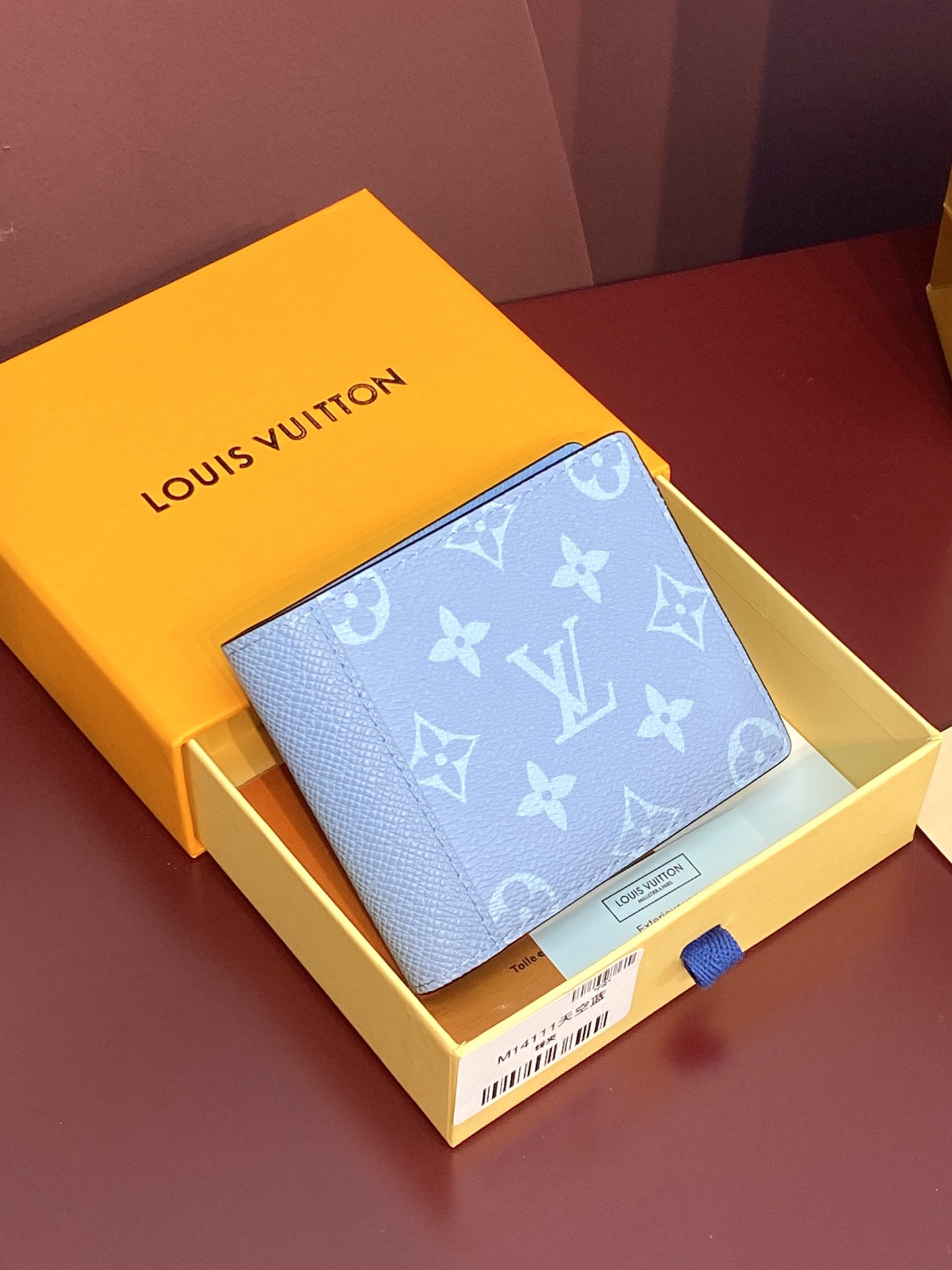  M14111 天空蓝！短夹、MUL TIPLE 此款钱夹Louis Vuitton HHI！ 系列设计